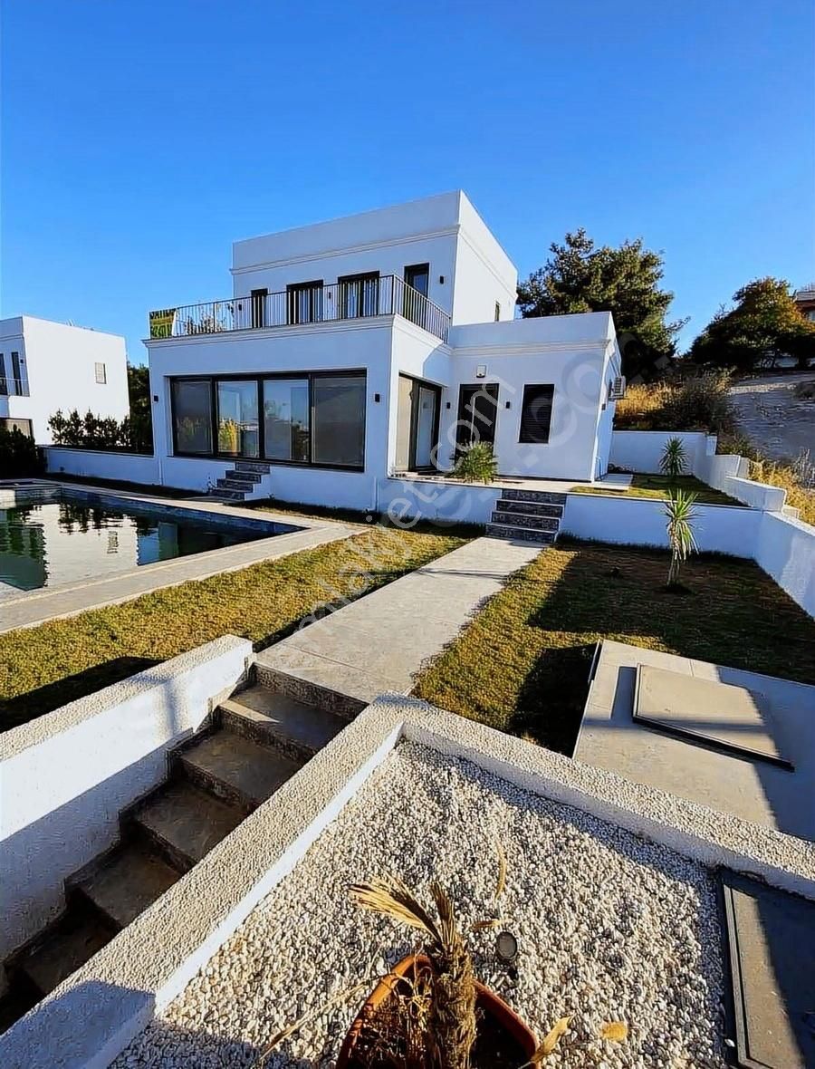 Alya Gayrimenkul Germiyan Bölgesinde Deniz Manzaralı Villa - Görsel 2