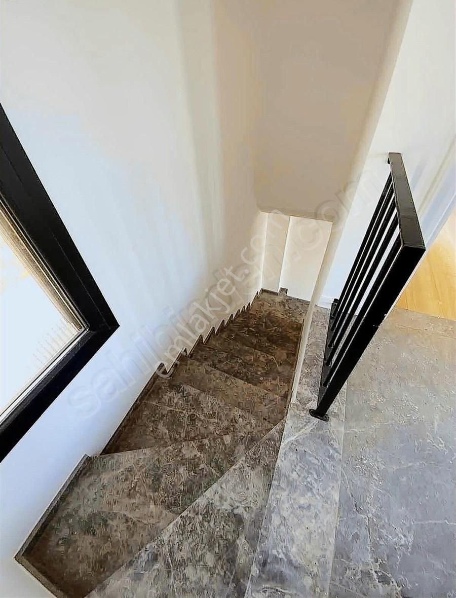 Alya Gayrimenkul Germiyan Bölgesinde Deniz Manzaralı Villa - Görsel 12