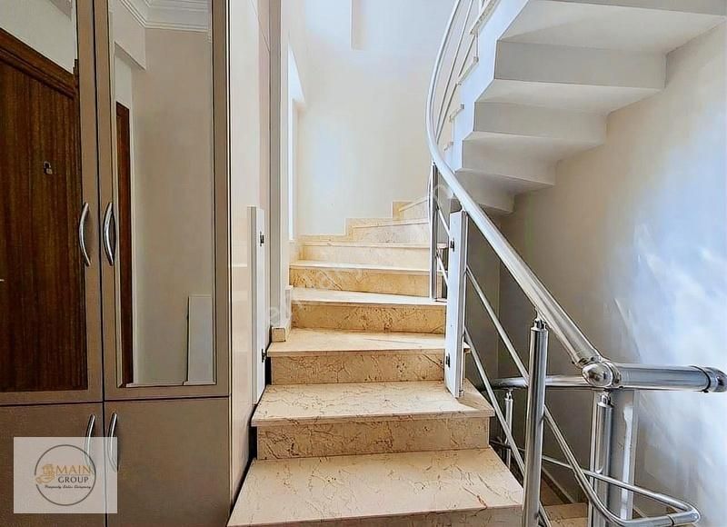 Prestijli Sitede Merkezi Konumda Villa Denize Yakın - Görsel 31