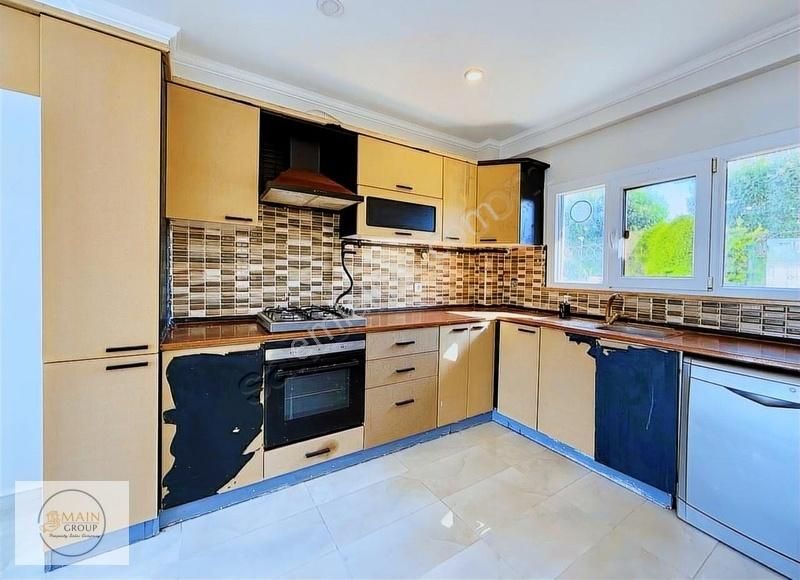 Prestijli Sitede Merkezi Konumda Villa Denize Yakın - Görsel 23