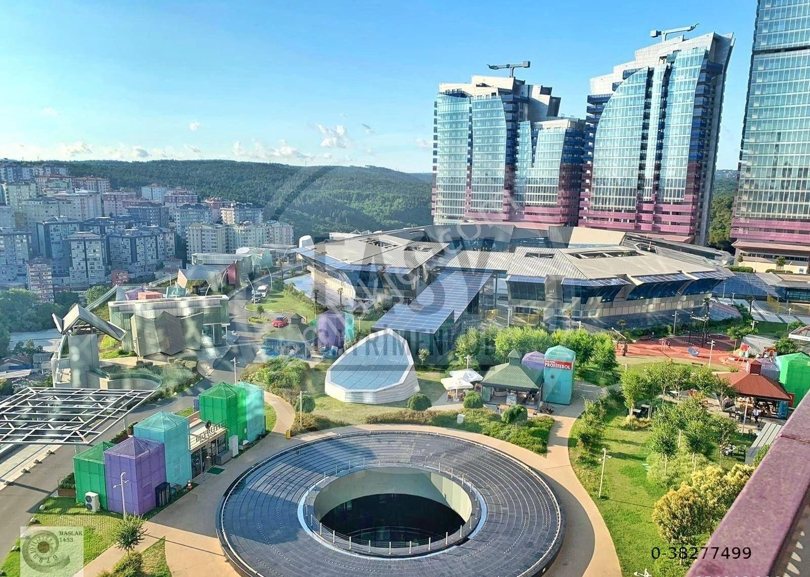 Maslak 1453 Sitesinde Balkonlu Orman Manzaralın 1+1 Satılık Daire