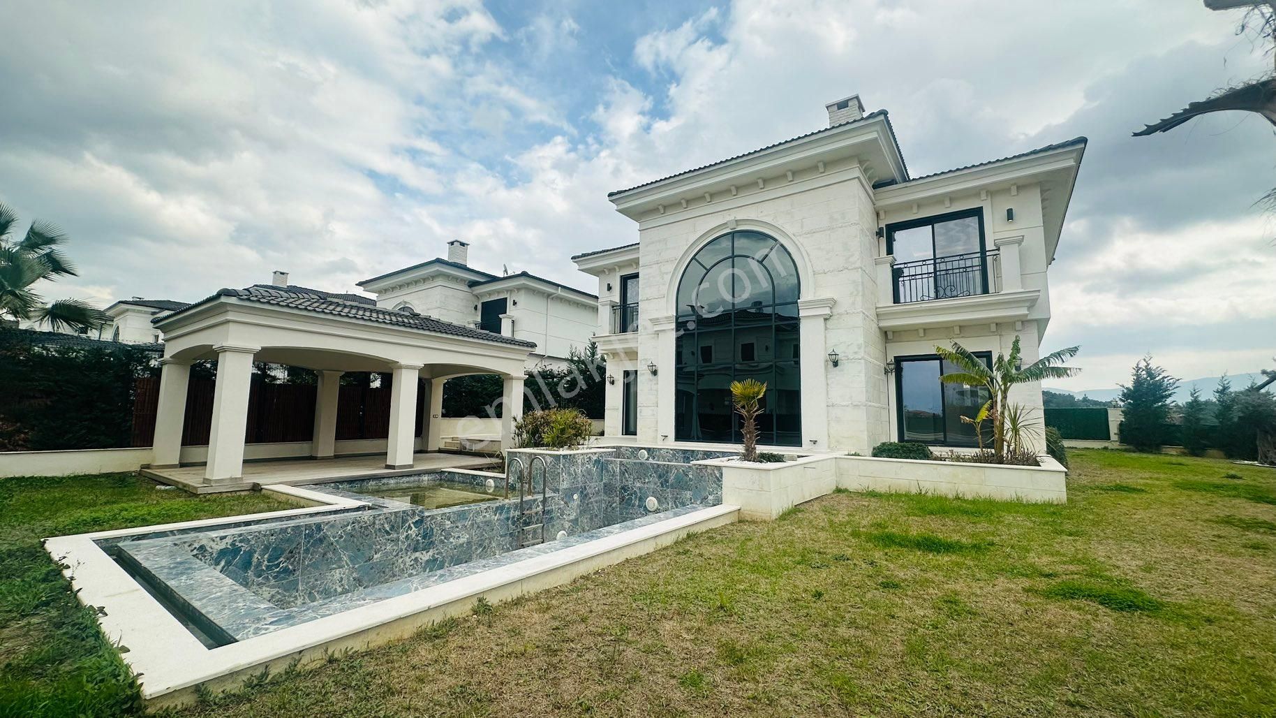 Kuşadası Soğucak Mh'de 4+1 Özel Havuzlu Tek Müstakil 550m2 Lüks Satılık Villa