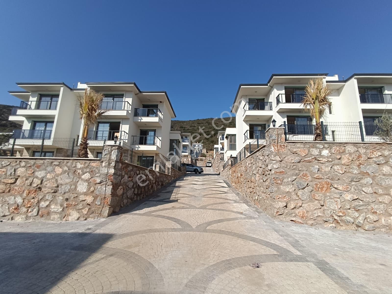 Didim Akbük'te Havuzlu Sitede Sıfır 2+1 Daire