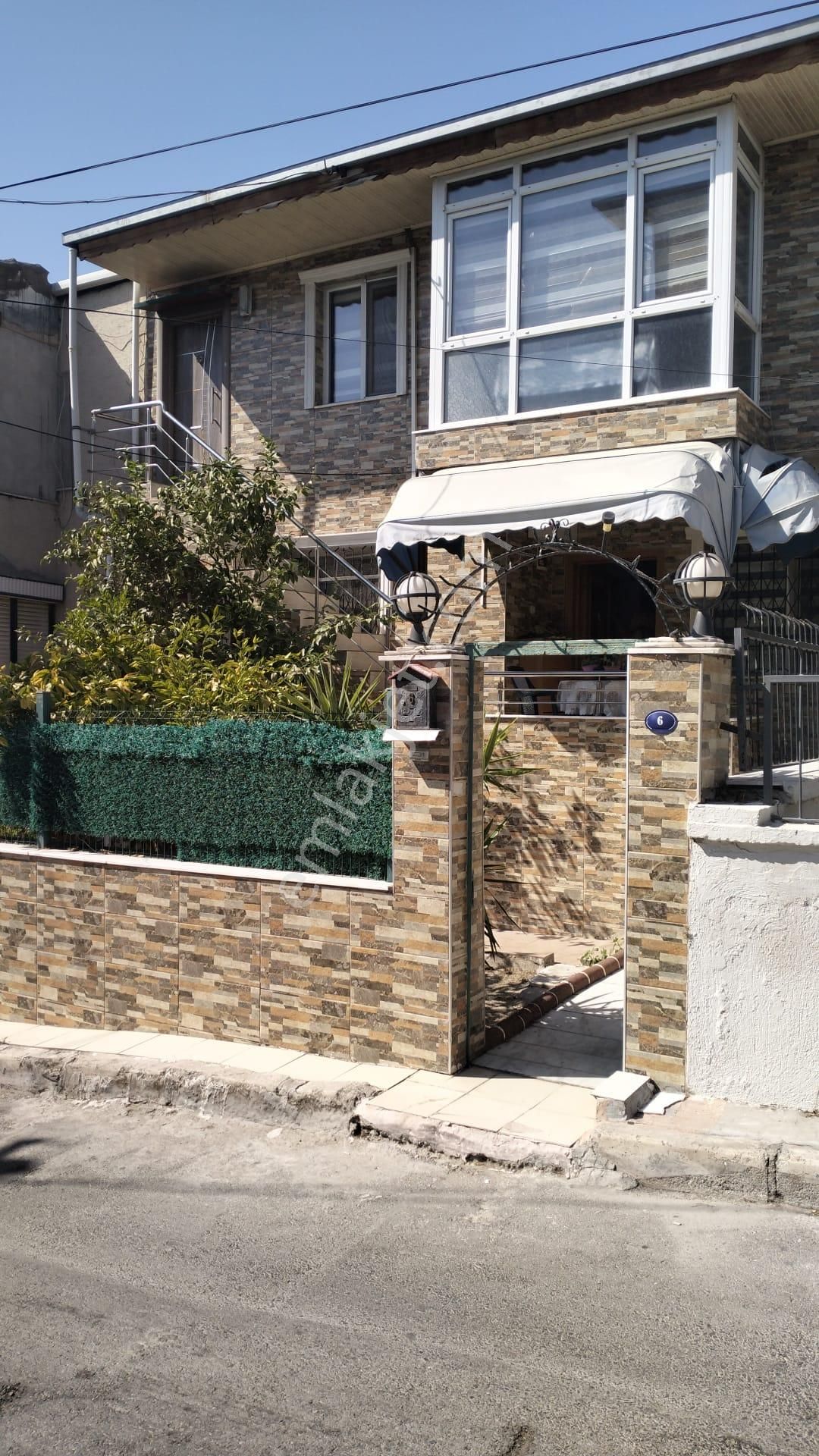 Bornova Atatürk Mah. 2katlı, 2daireli, Bahçeli Müstakil Satılık Bina