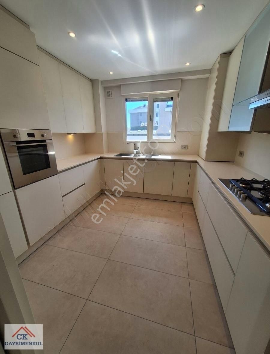 Ck'dan Deniz Manzaralı Prestijli Binada 130 M2 Net 3.5+1 Kat Tek - Görsel 2