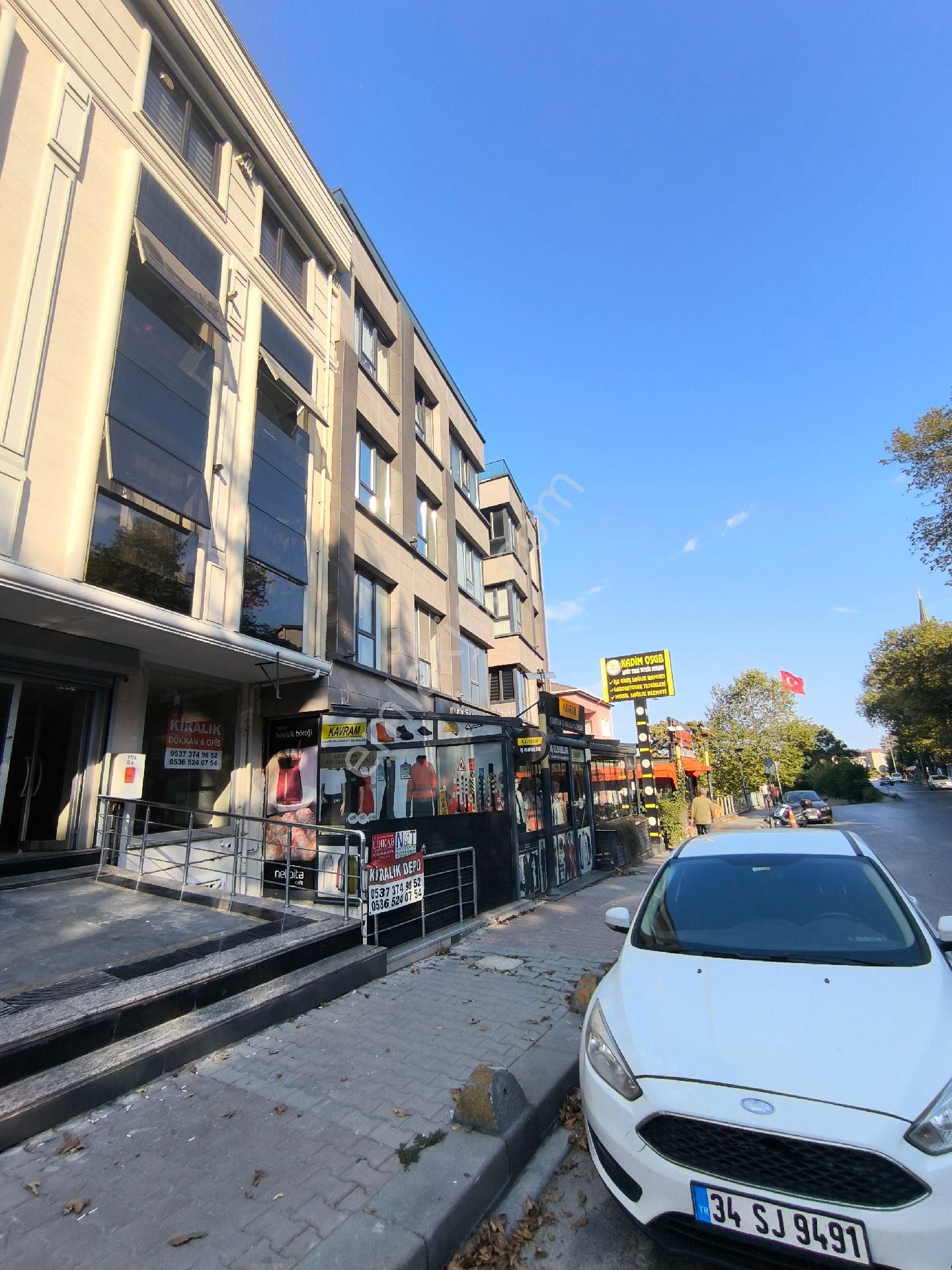 Hürriyet Bulvarında Metrobüse Yakın Dükkan