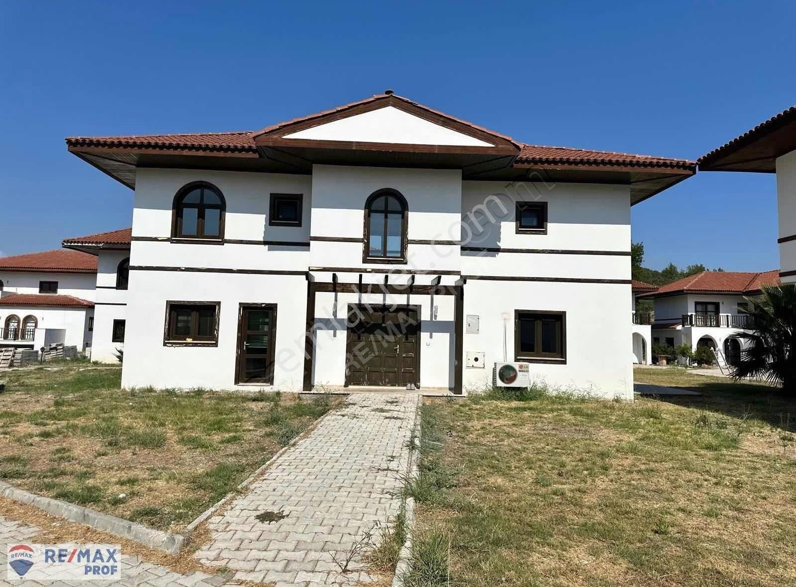 Remax Prof Mehmet Yıldız Cladius Park Sit. Eşyalı Satılık Villa