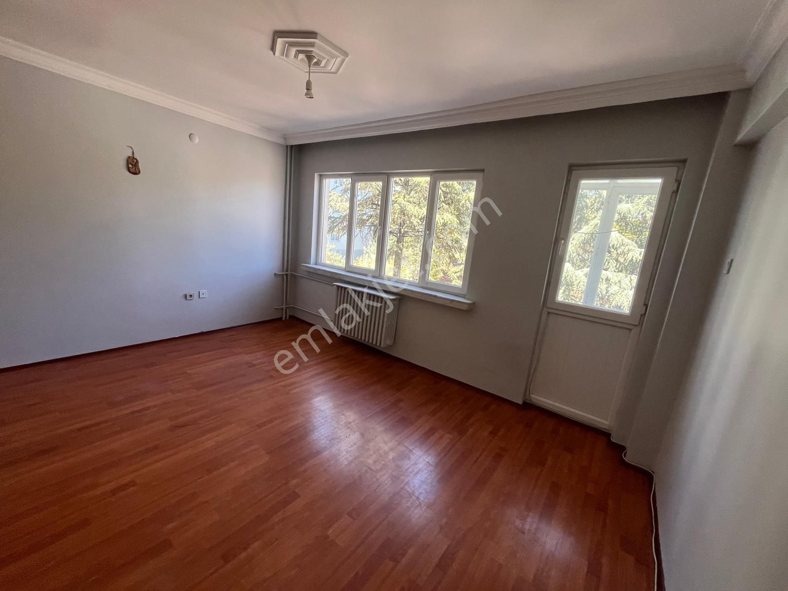 Seyitgazi Yolu Üzeri Arakat Balkonlu Çift Cephe Kiralık 2+1 Sk-5