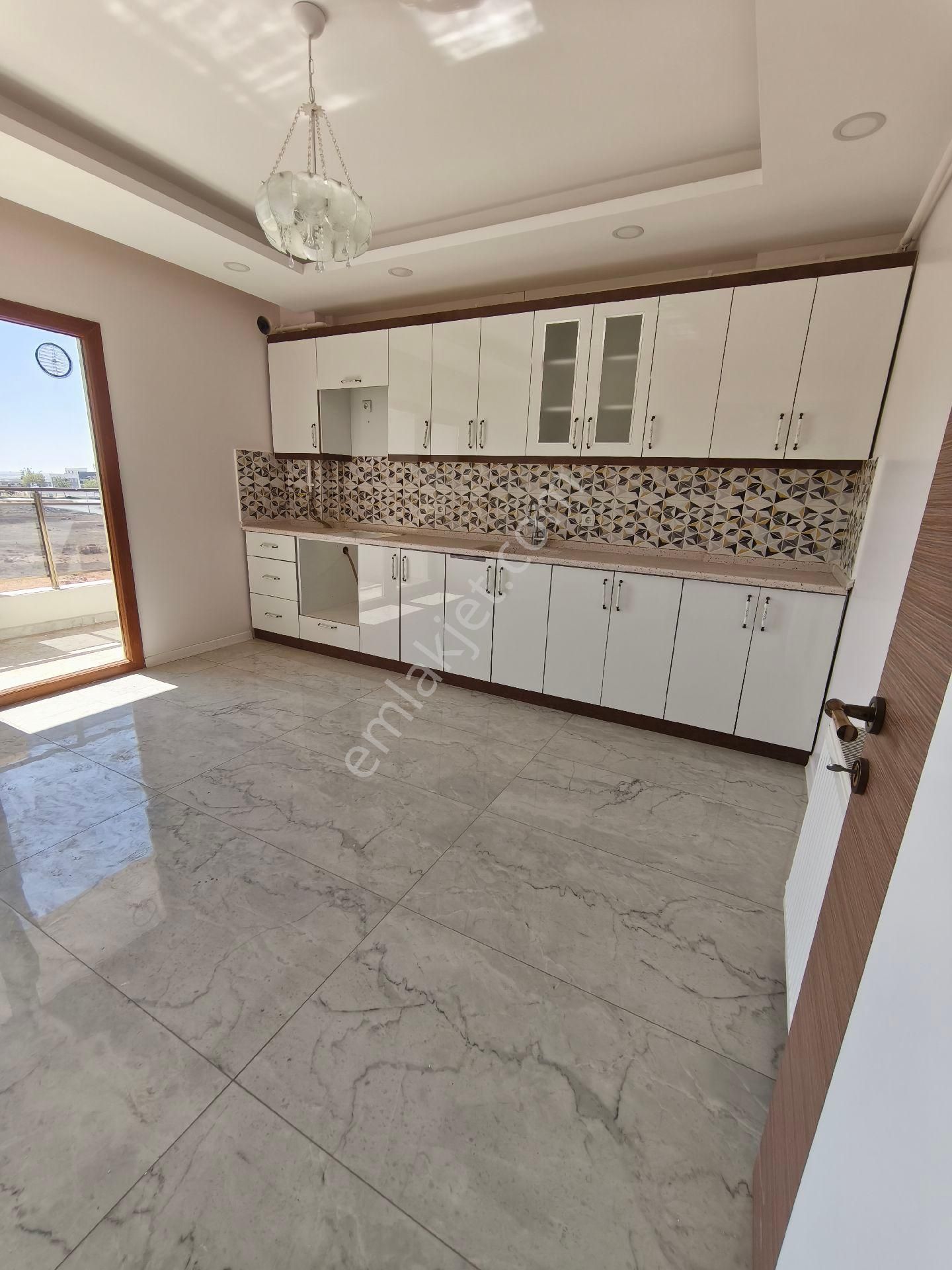 Sahra Emlaktan Yenikent Toki Merkezi Yerde Kiralık Daire