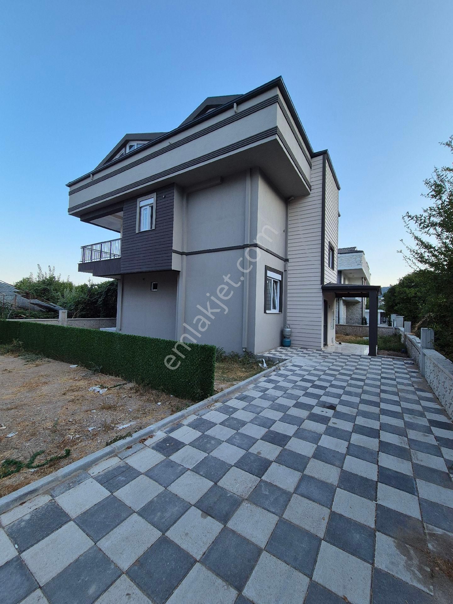 Kuzdere'de Merkezi Konumlu Yeni 2+1 Daire