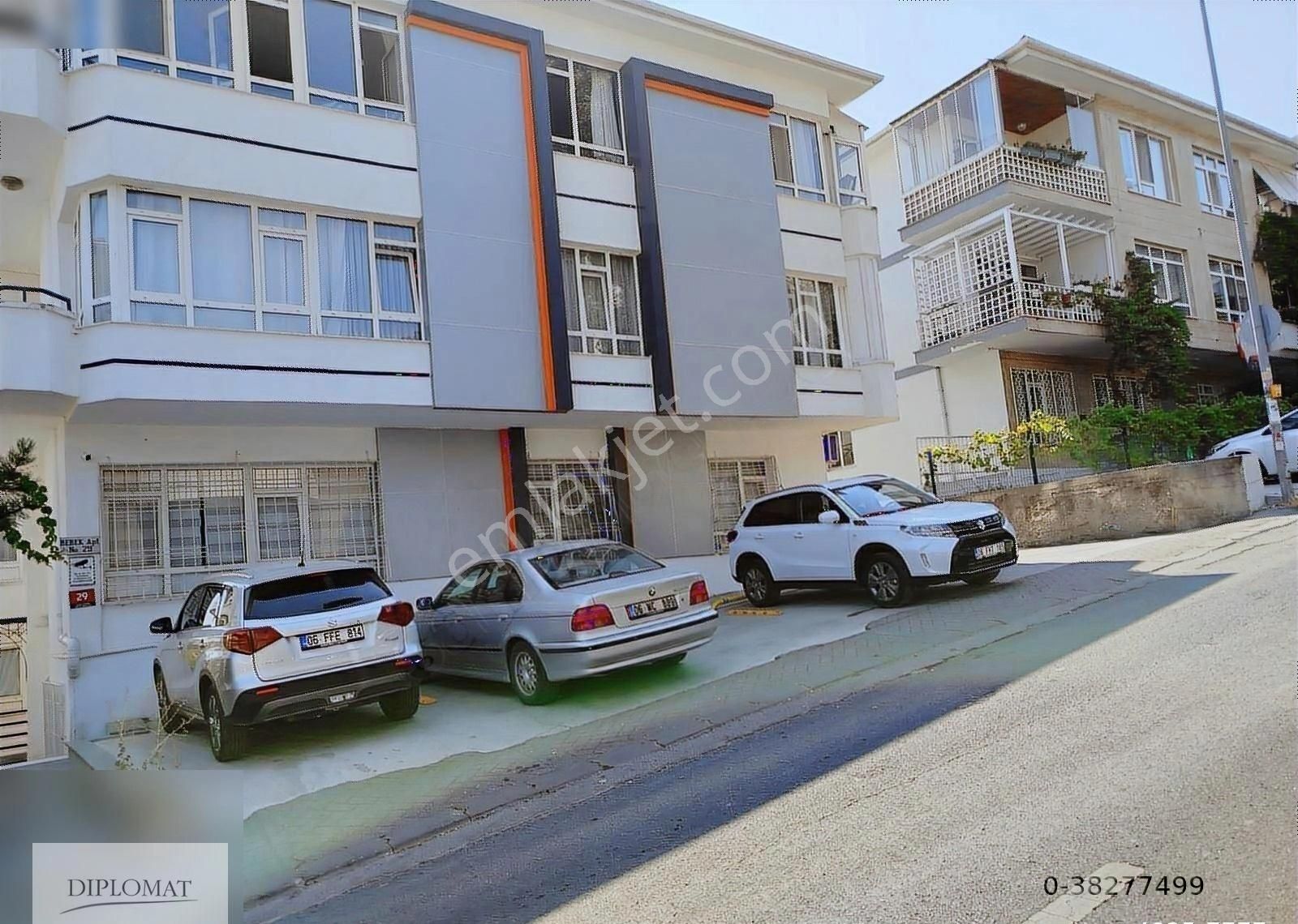 Gop Kuleli Sokakta Manzaralı 2+1 Açık Otoparklı