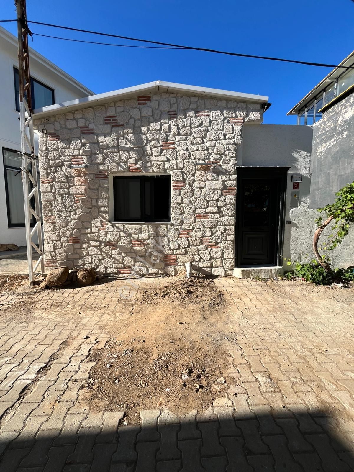 Edremit Kızılkeçili De Satılık 1+1 Özel Tasarım Full Eşyalı Köy Evi - Görsel 3