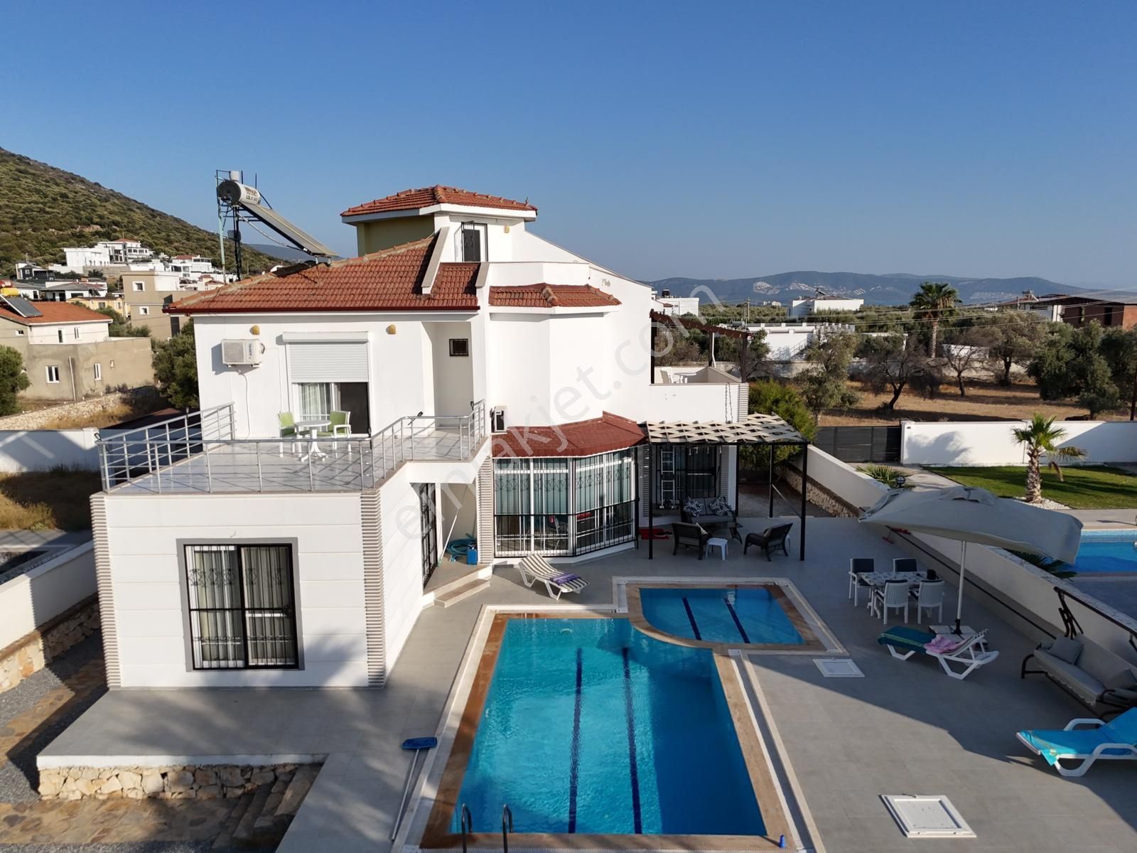 Yeşiltepede Satılık Full Eşyalı Havuzlu 4+1 Lüx Villa