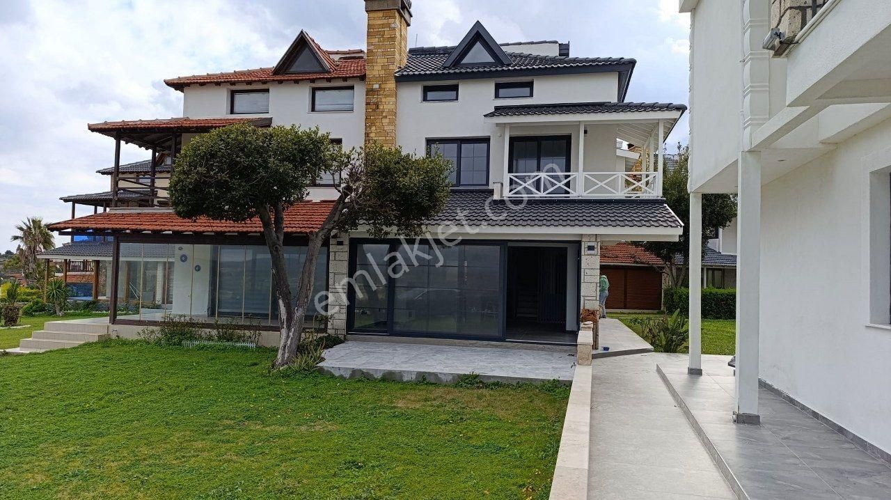İzmir Çeşme Çiftlik Deniz Manzaralı Ortak Havuzlu Sitede 4+1 Tripleks Villa