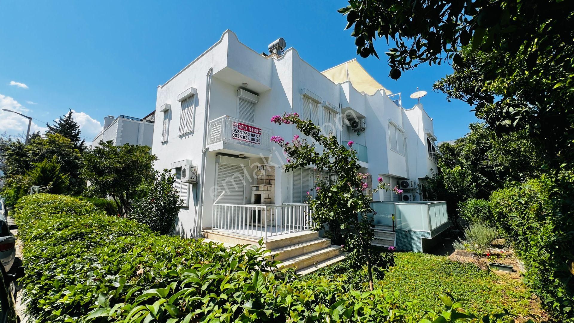 Kemer Merkezde Plaja 200 M Mesafede Özel Bahçeli Satılık Villa