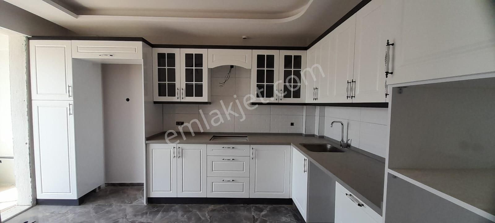 Komple Satılık 3 Katlı Sıfır Bina...