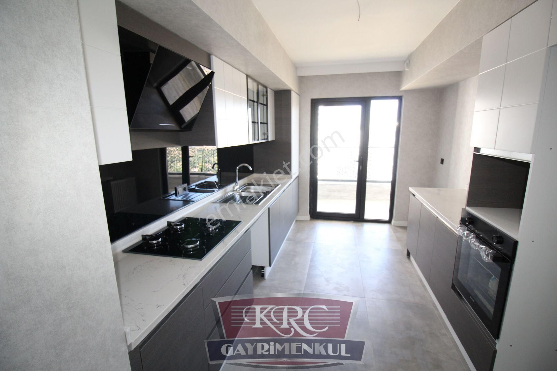 Krc'den Vadi Manzara Evlerinde İçi Full Lüks Yapılı Giyinme Odalı Ebeveyn Banyolu 3+1 Kiralık Daire