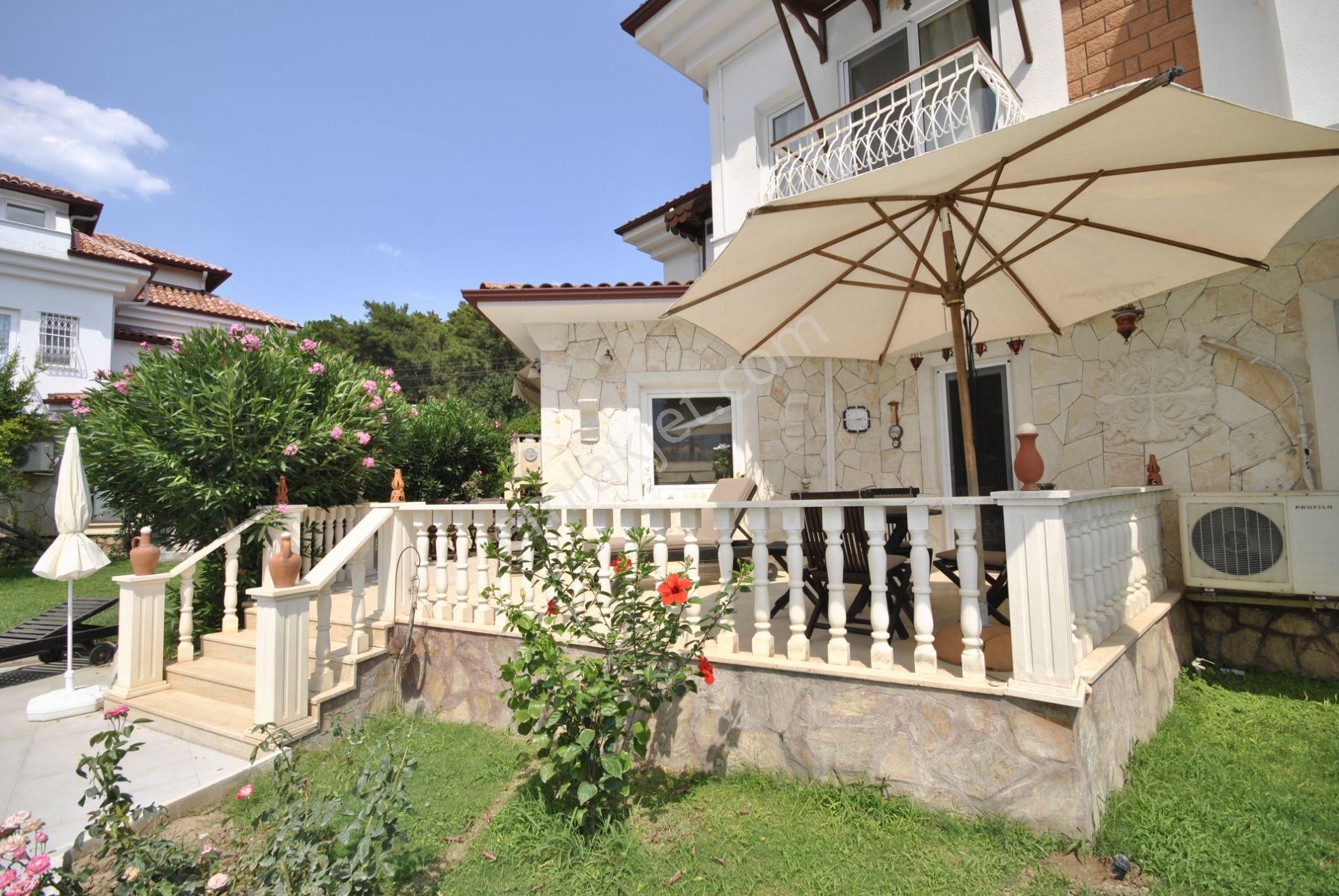 Kiriş'te Muhteşem Dağ Manzaralı Satılık Tripleks Villa