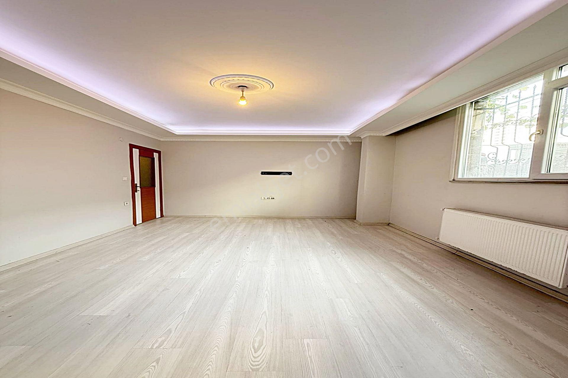 Bahçeşehir'in Prestijli Konumunda Satılık 2+1 Bahçeli Bahçe Katı