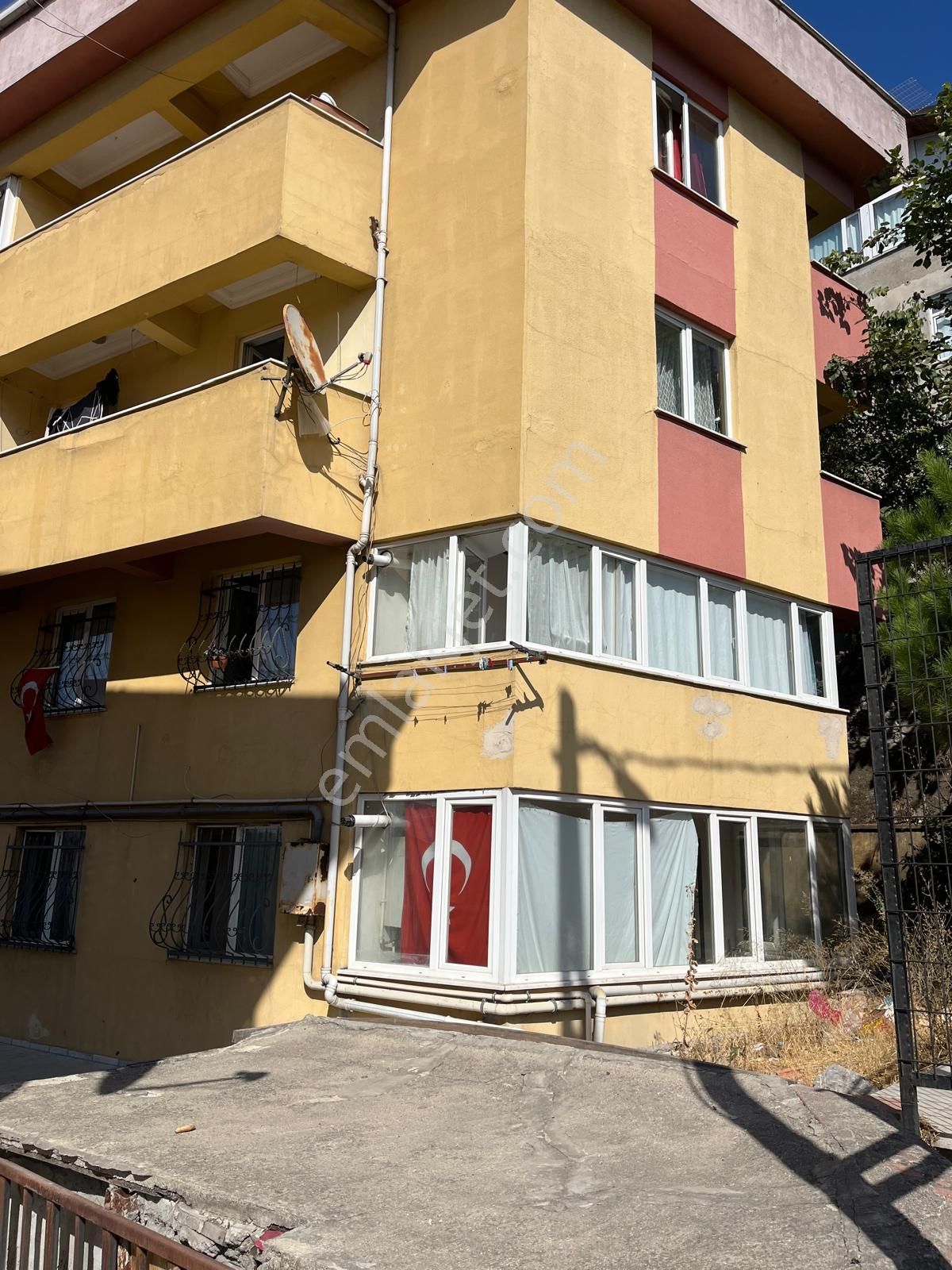 Ataşehir Yenisahra Mah E.5 Yürüme Mesafesinde Düz Giriş 2+1 Doğalgaz Kombili Kiralık Daire