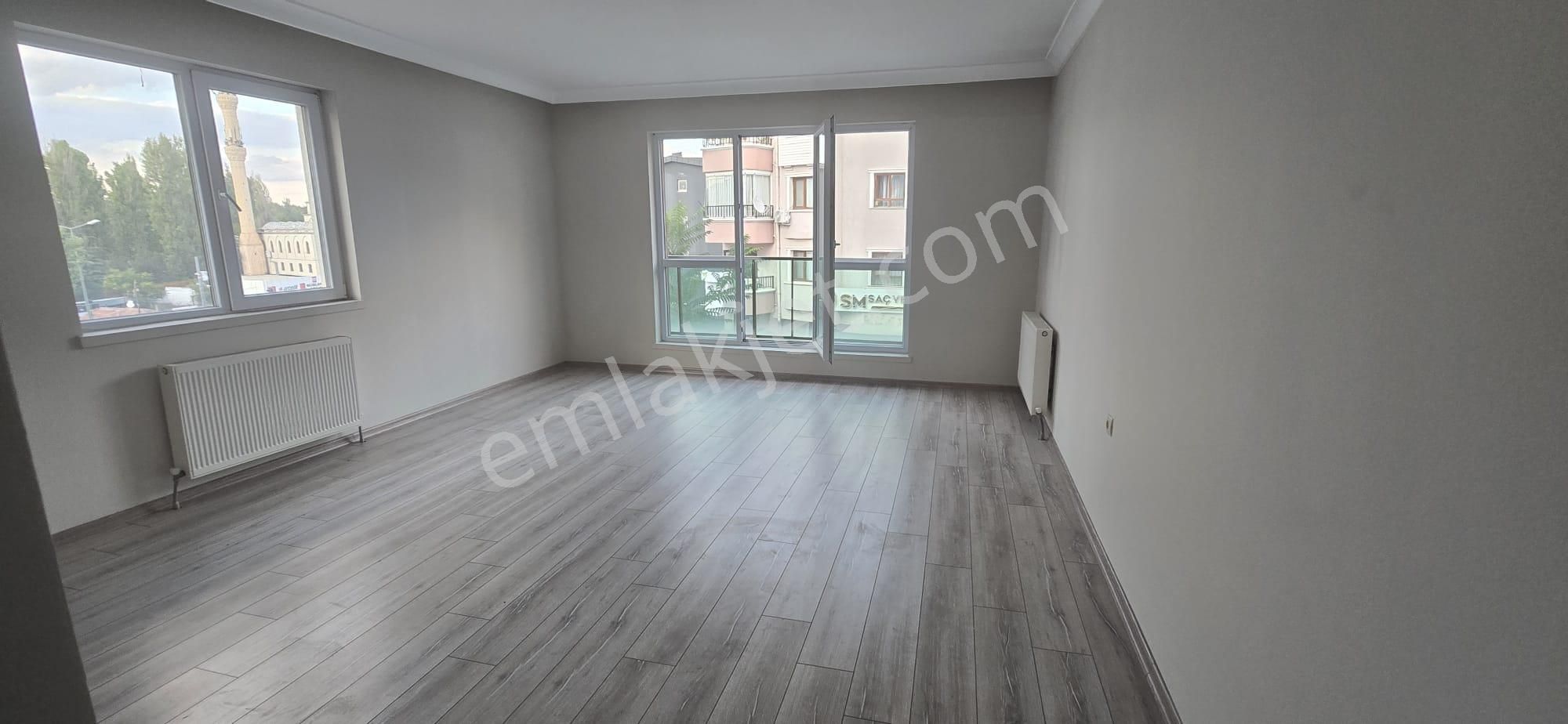 Merkez Emlak 3+1 Kat 1 İçi Yapılı Asansörlü 120 M2