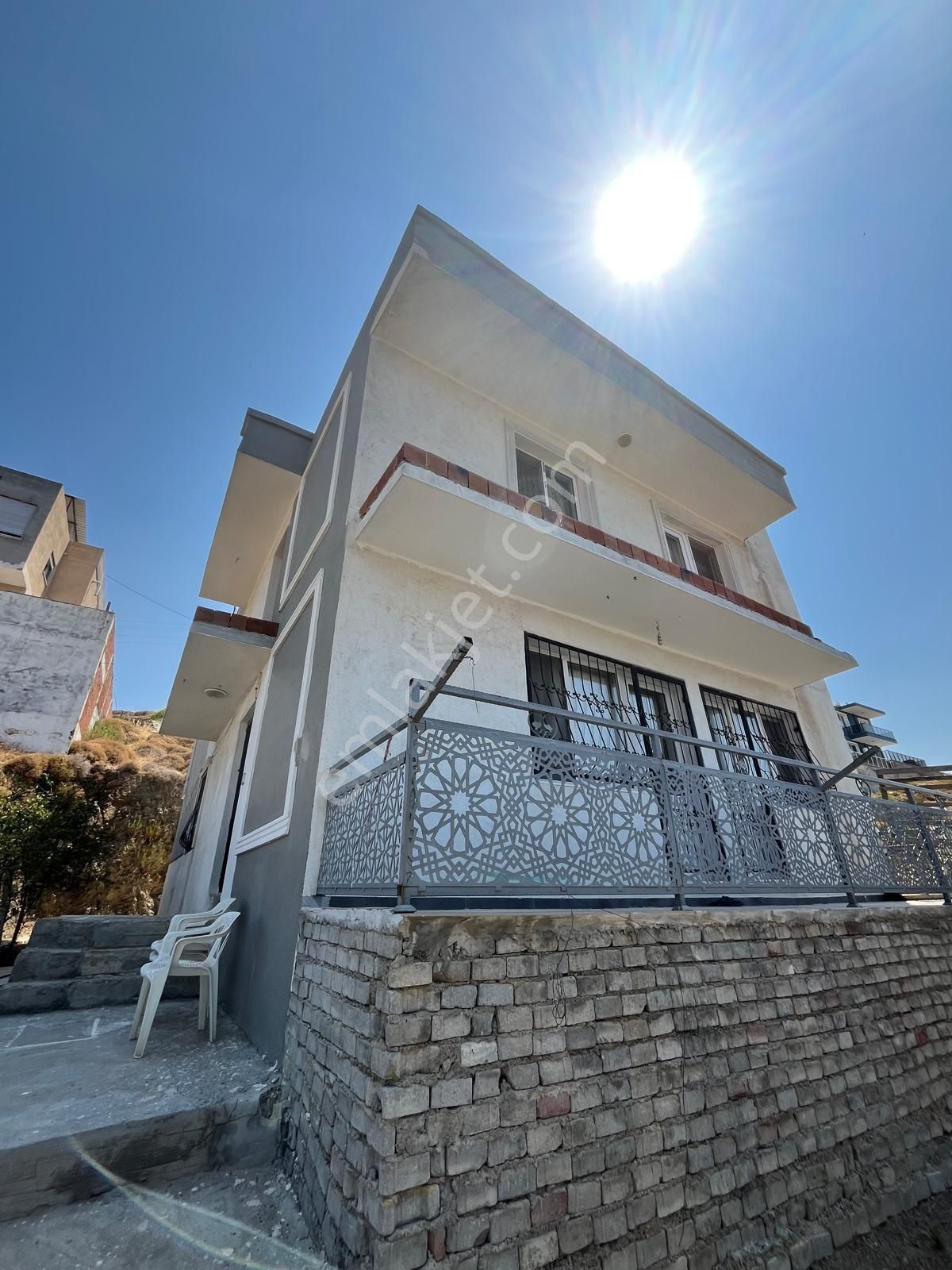 220 M² Müstakil Tapulu Arsa Üzerinde Bahçeli, İmarlı 2 Katlı Betonarme Bina