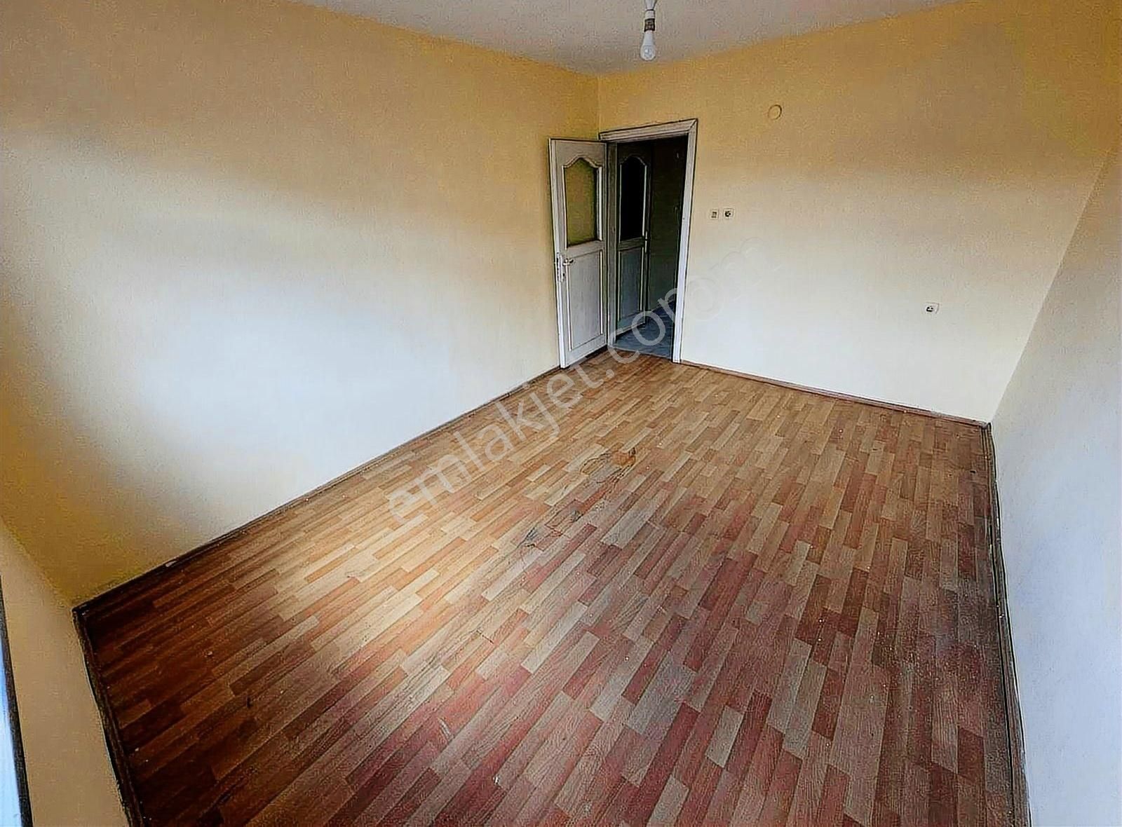 Satılık 2+1 Güney Cephe 85m'2 5.kat Metro Sokağın Başında