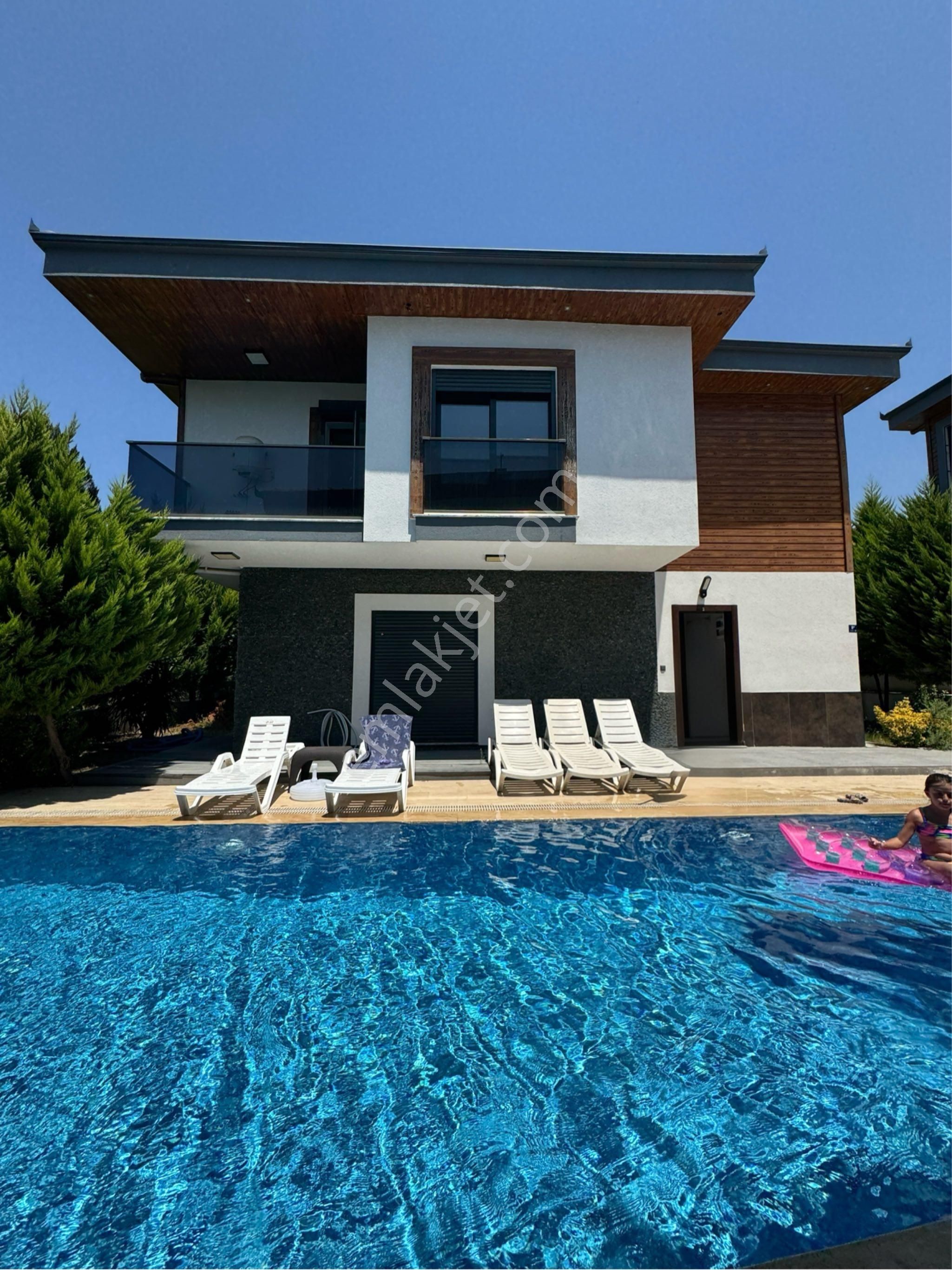 Kuşadası Davutlarda Tek Müstakil Villa