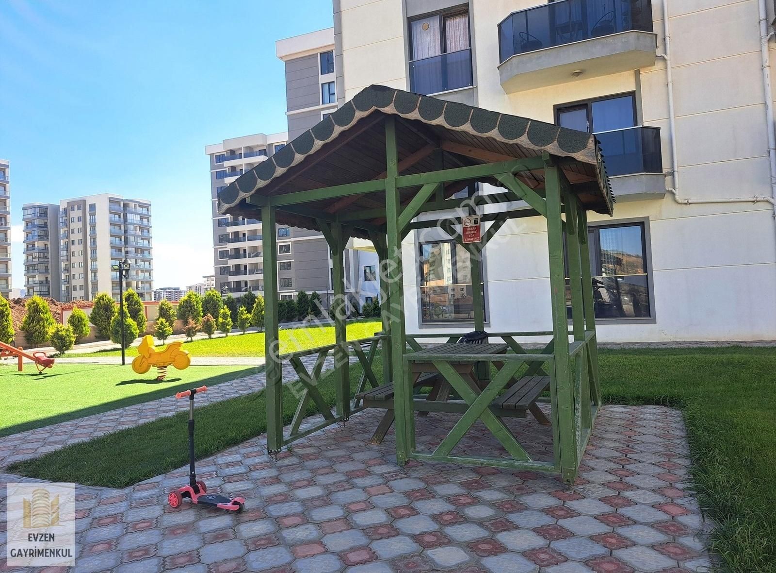 Çanakkale Merkez Esenler'de Site İçi Arakat Ayrı Mutfaklı 2+1