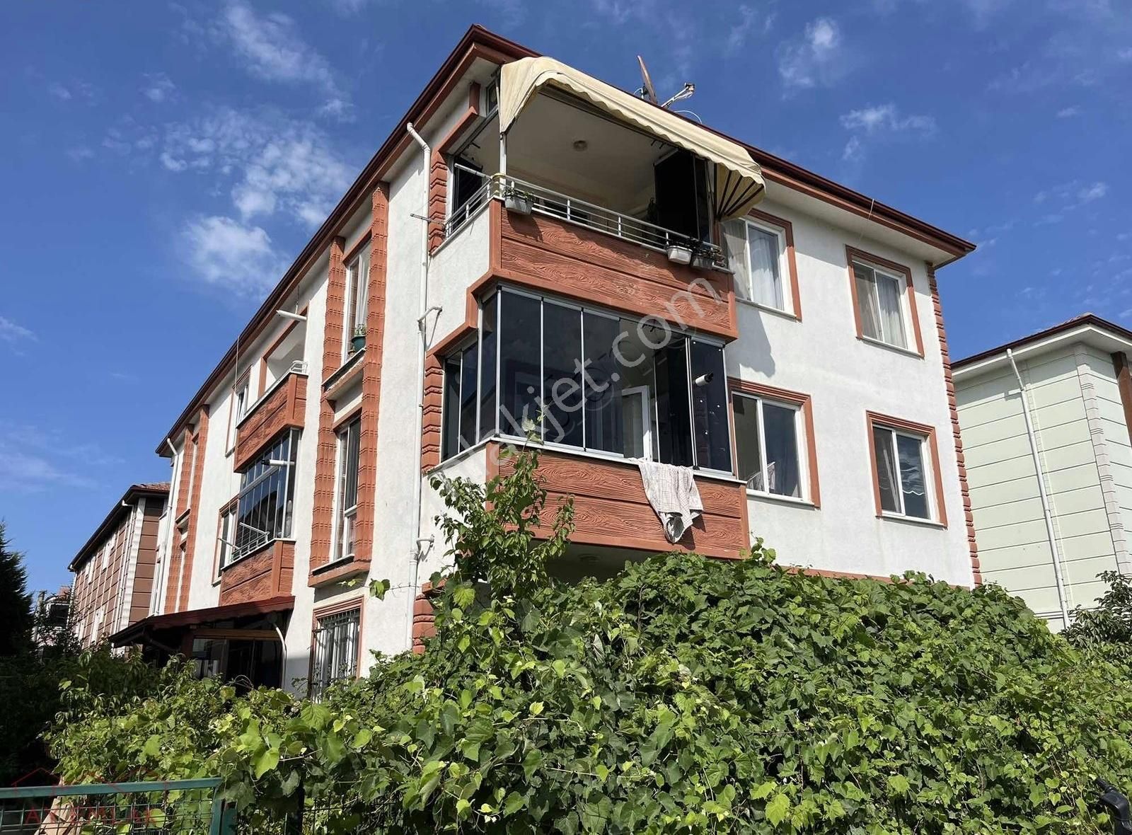 Ay Emlaktan Kuruş Masrafsız Bakımlı Kombi Petekli 1+1 Daire.
