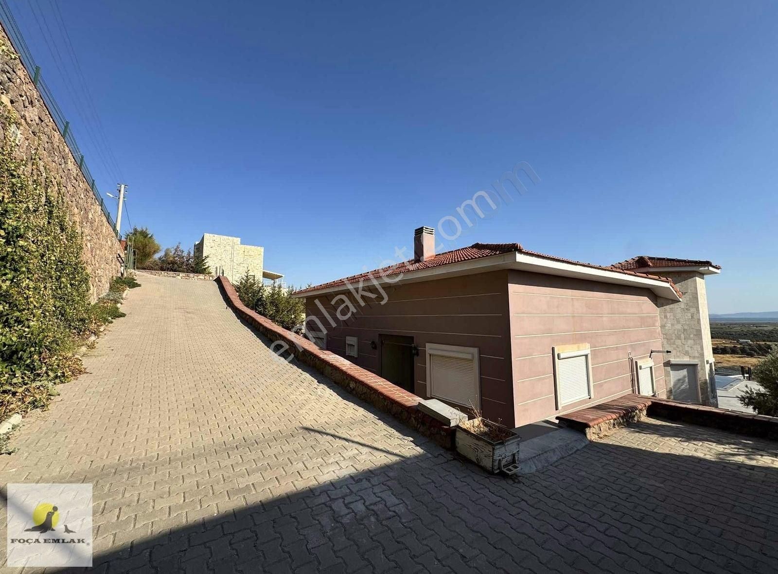 Foçaköy De Tam Müstakil Geniş Bahçeli 3+1 Havuzlu Kiralık Villa
