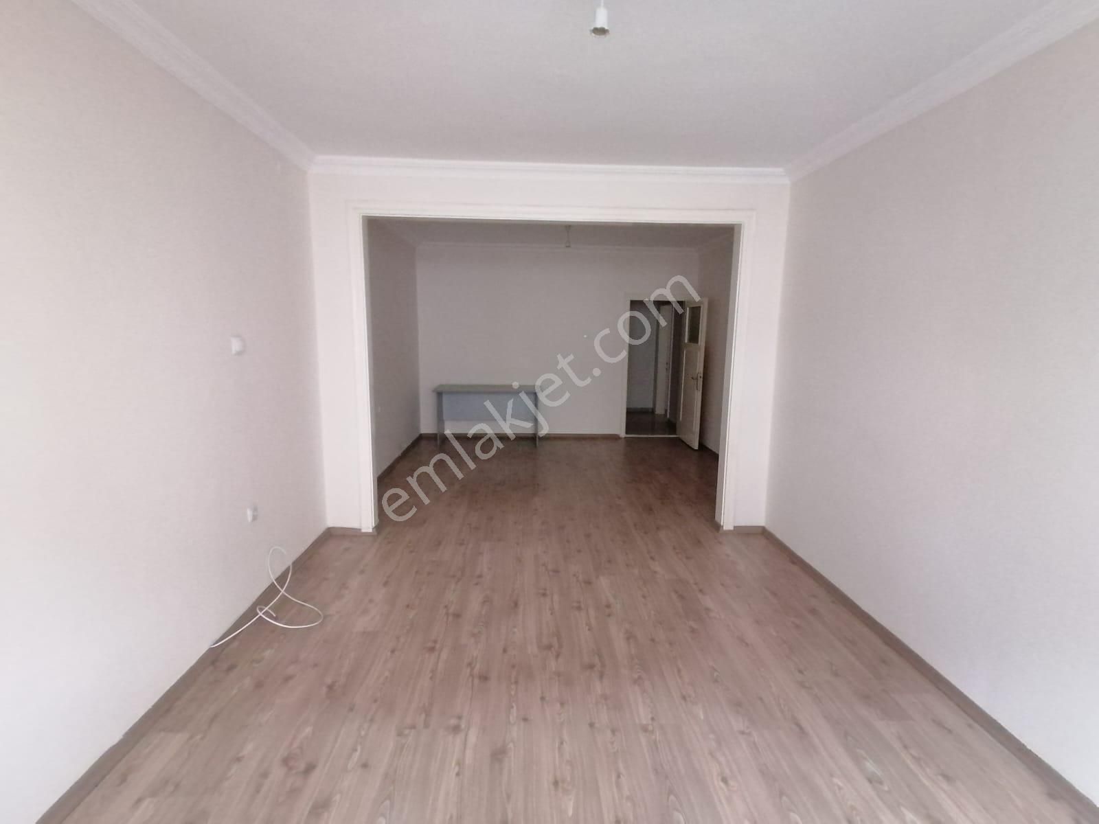 Bahçelievler Dögol Caddesi Beşevler Göbekte Kombili İçi Bakımlı 2.katta 2+1 Kiralık Daire