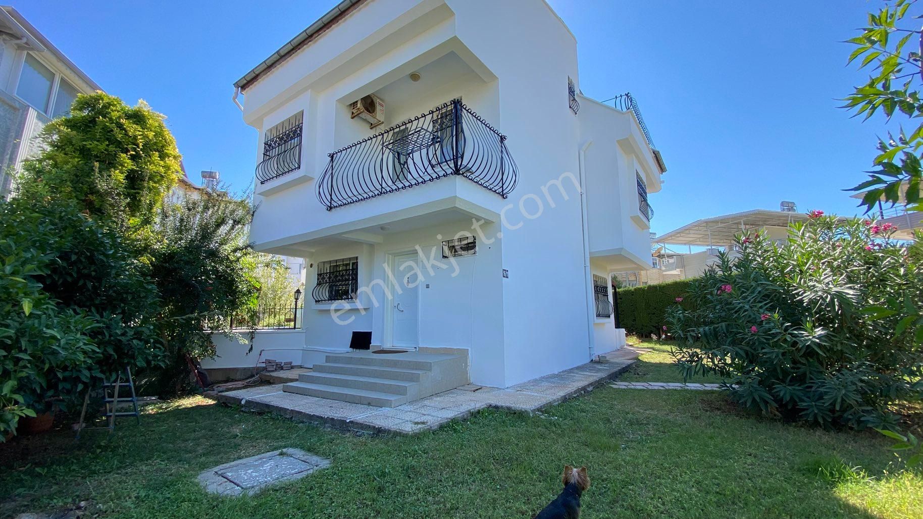 Kadriyede 5+1 Doğalgazlı Geniş Bahçeli Villa