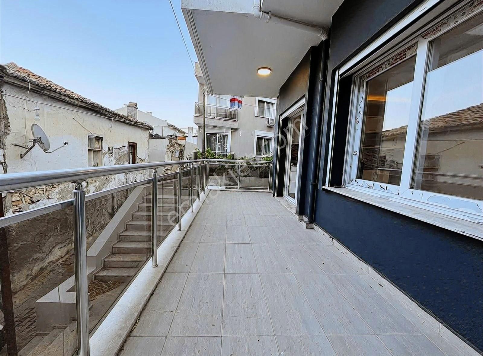 Yiğit Gayrimenkulden Çeşme Çarşıda Bahçeli Satılık 2+1 Daire