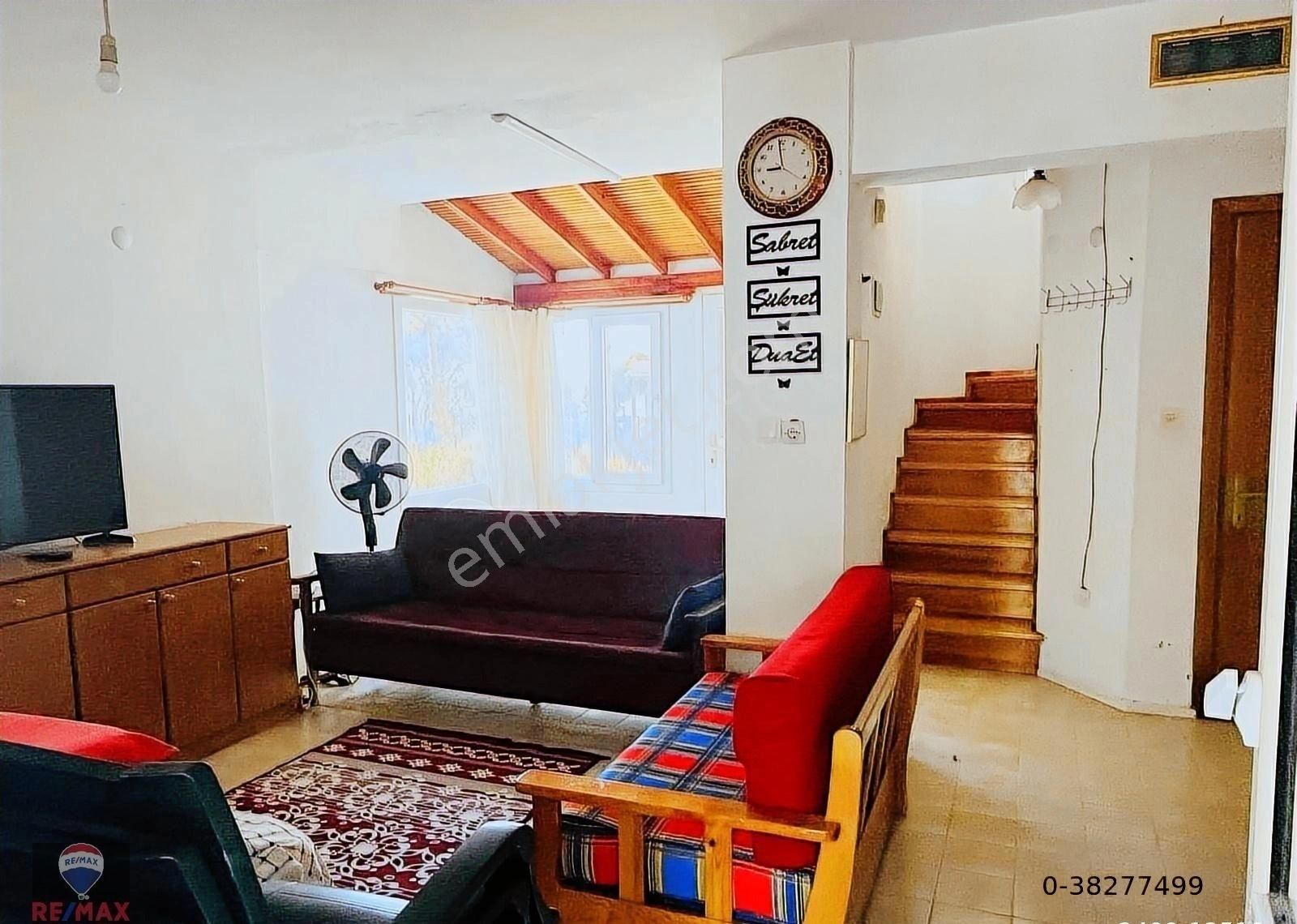 Çandarlıda Piri Reis Sitesinde 3+1 Satılık Eşyalı Tripleks Villa