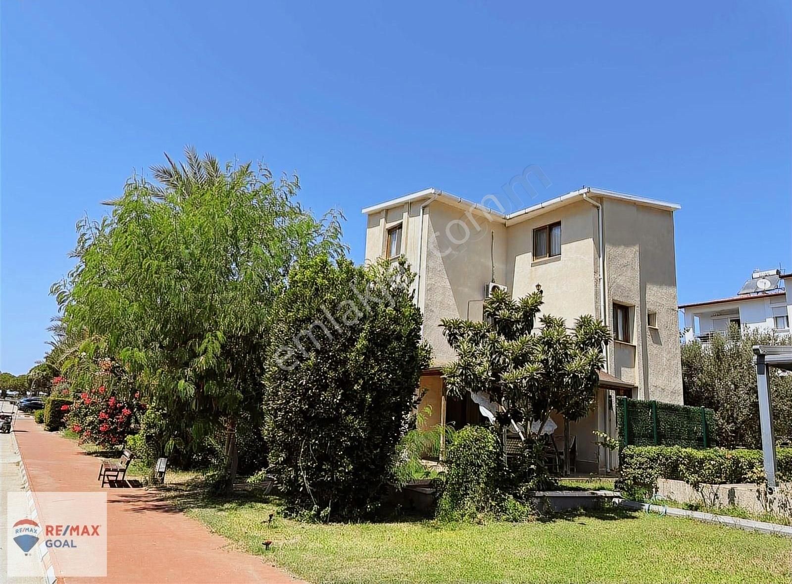 Parlamenterler Sitesi Ana Cadde Üzerinde Satılık Villa