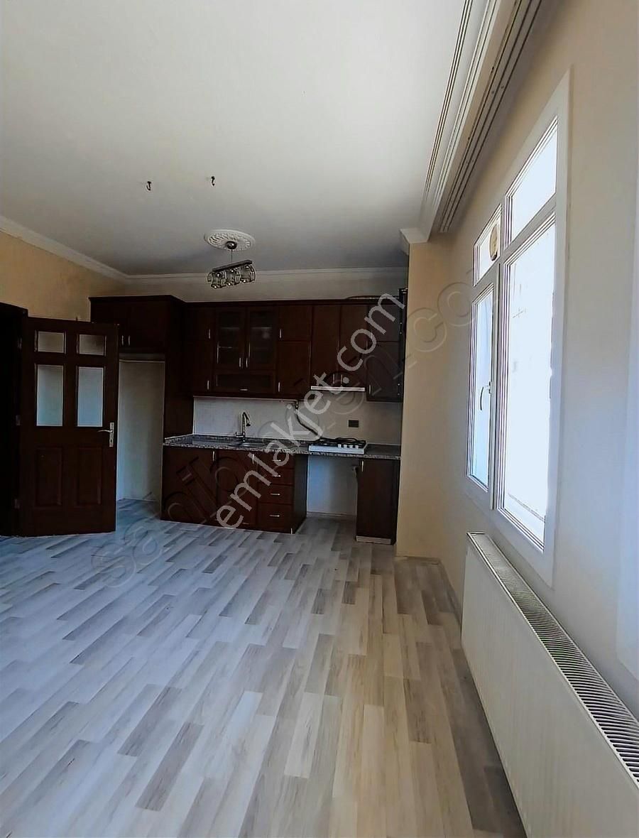 Eski İzmir Caddesinde Doğalgazlı 2+1 Kiralık Daire