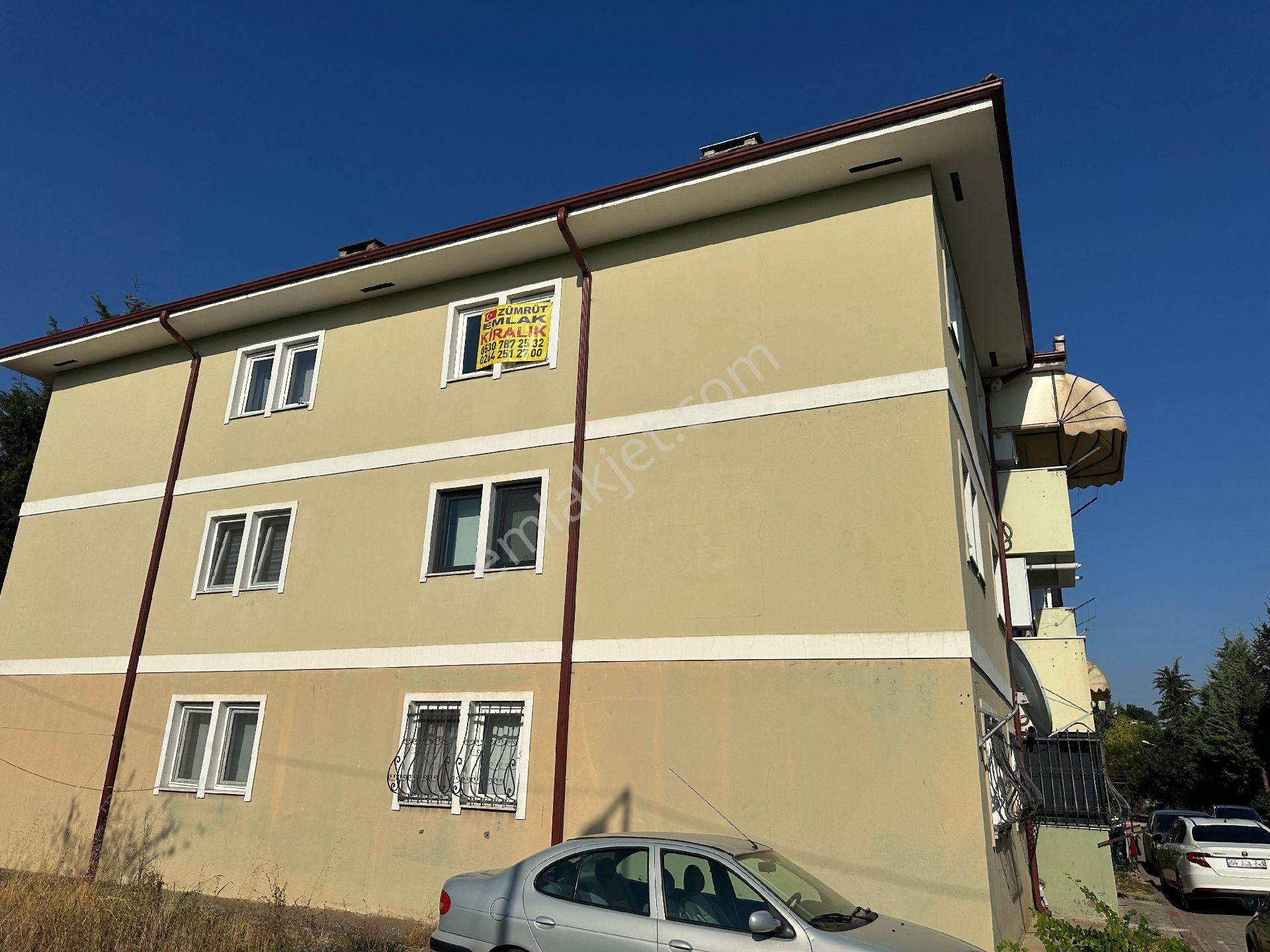 Sakarya Zümrüt Emlak'tan Karaman Mahallesinde 3+1,temiz Bakımlı Kiralık Daire - Görsel 2
