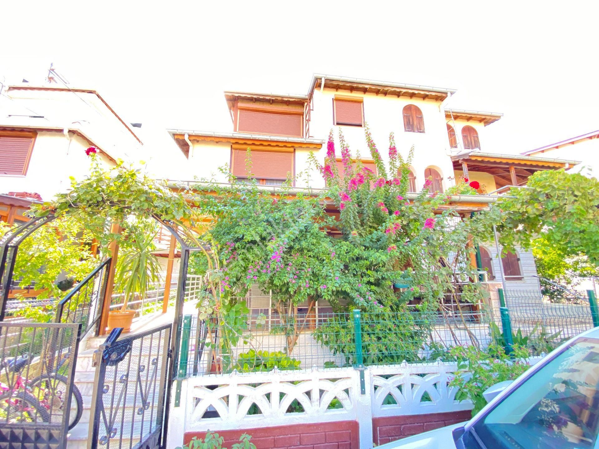 Seferihisar Doğanbey'de Site İçerisinde Geniş Bahçeli Müstakil.satılık 4+1 Villa