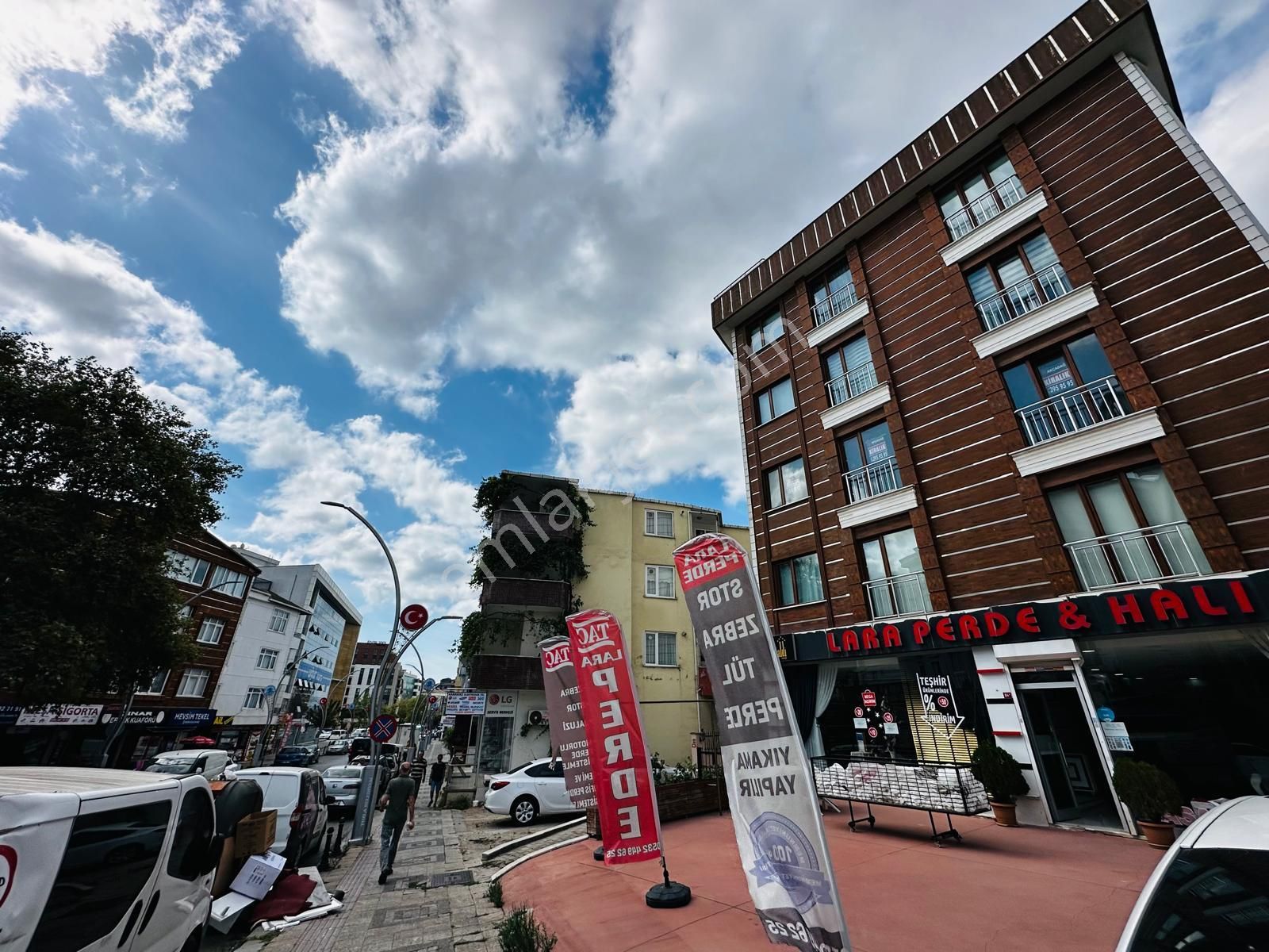 Akçadağ Gayrimenkul'den Ana Cadde Üzerinde Geniş Daire!