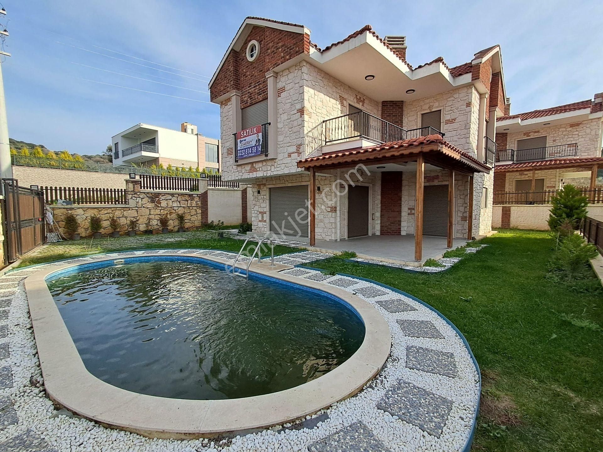 Foça Kozbeyli Deniz Manzaralı Havuzlu Satılık Müstakil Villa
