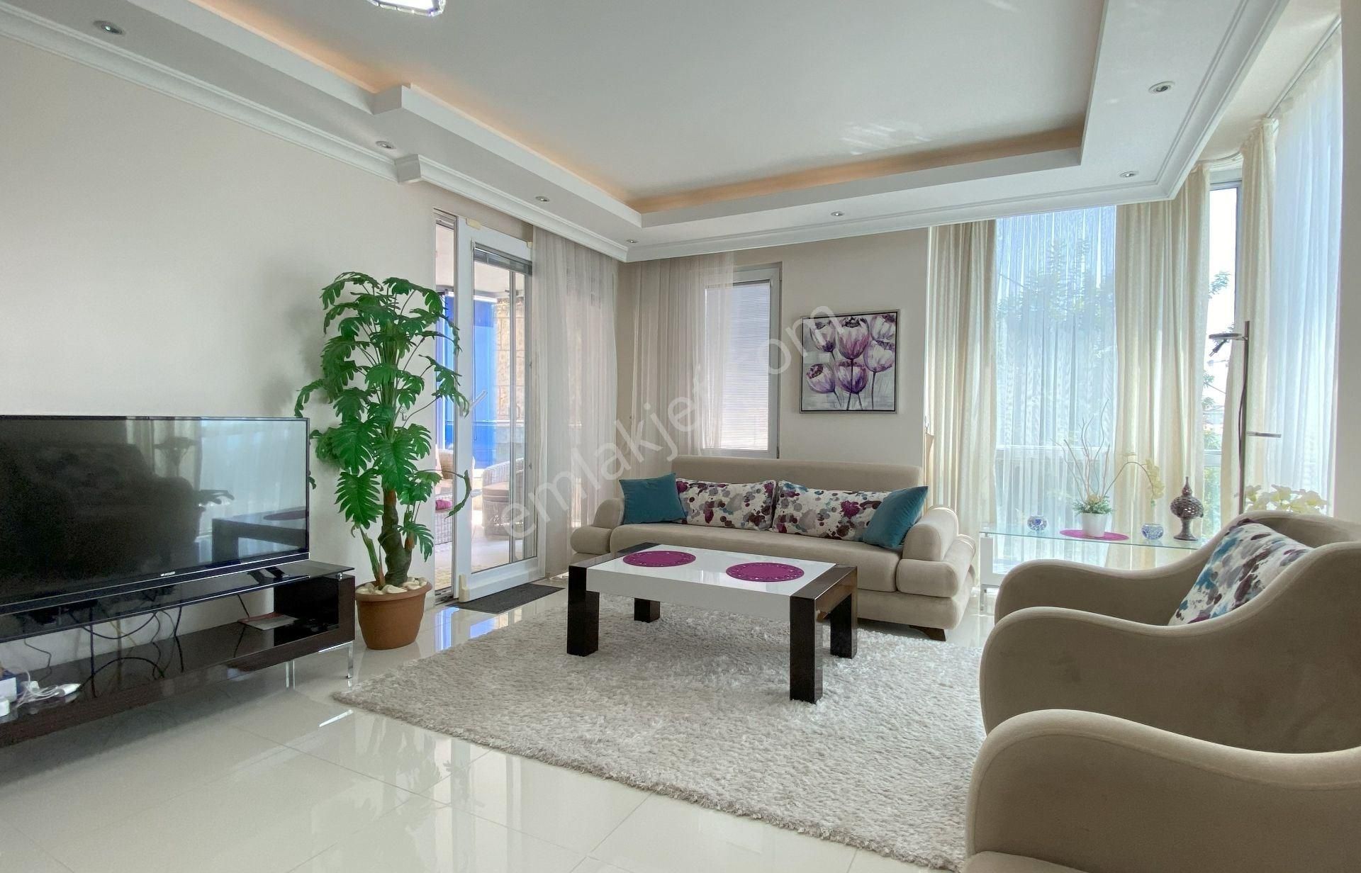 Alanya Merkez'de Deniz, Şehir Ve Kale Manzaralı Lüks 1+1 Daire