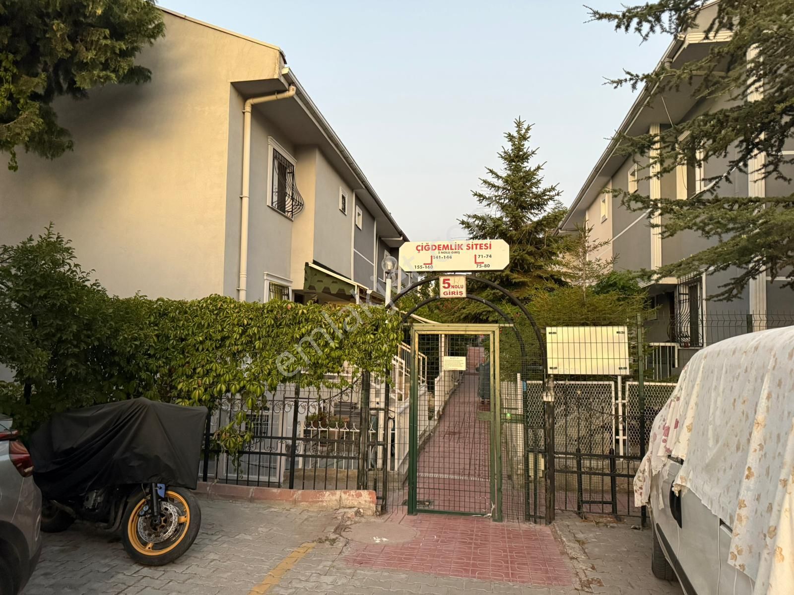 Rıza Acar'dan İlkyerleşim Mah. Çiğdemlik Sitesinde 3+2 Bahçeli Müstakil