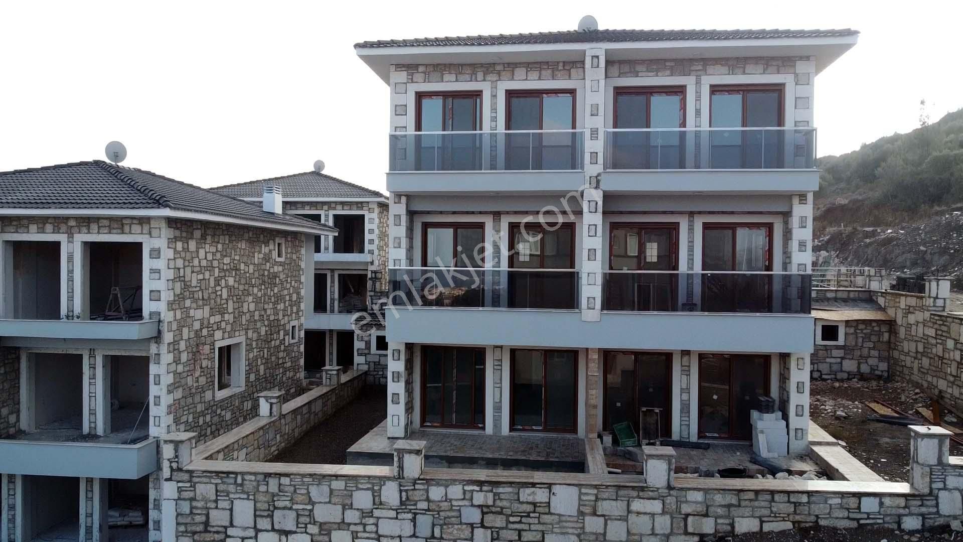 Yeni Foça Narezende Denize Yakın Sıfır 3+1 Tripleks Müstakil Ev