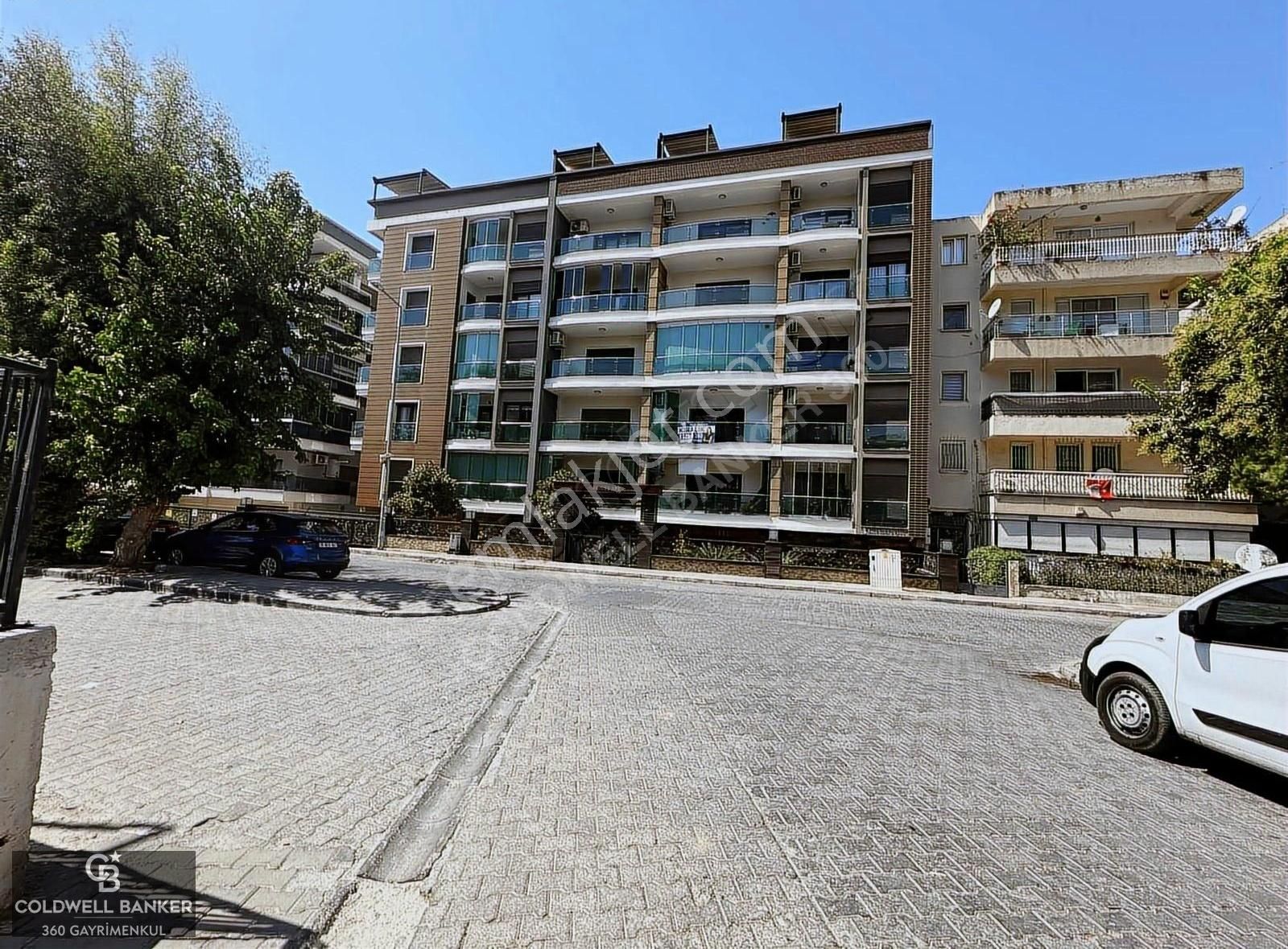 Bostanlı'da, Her Yere Yürüme Mesafesinde, Otoparklı 2+1 Kiralık