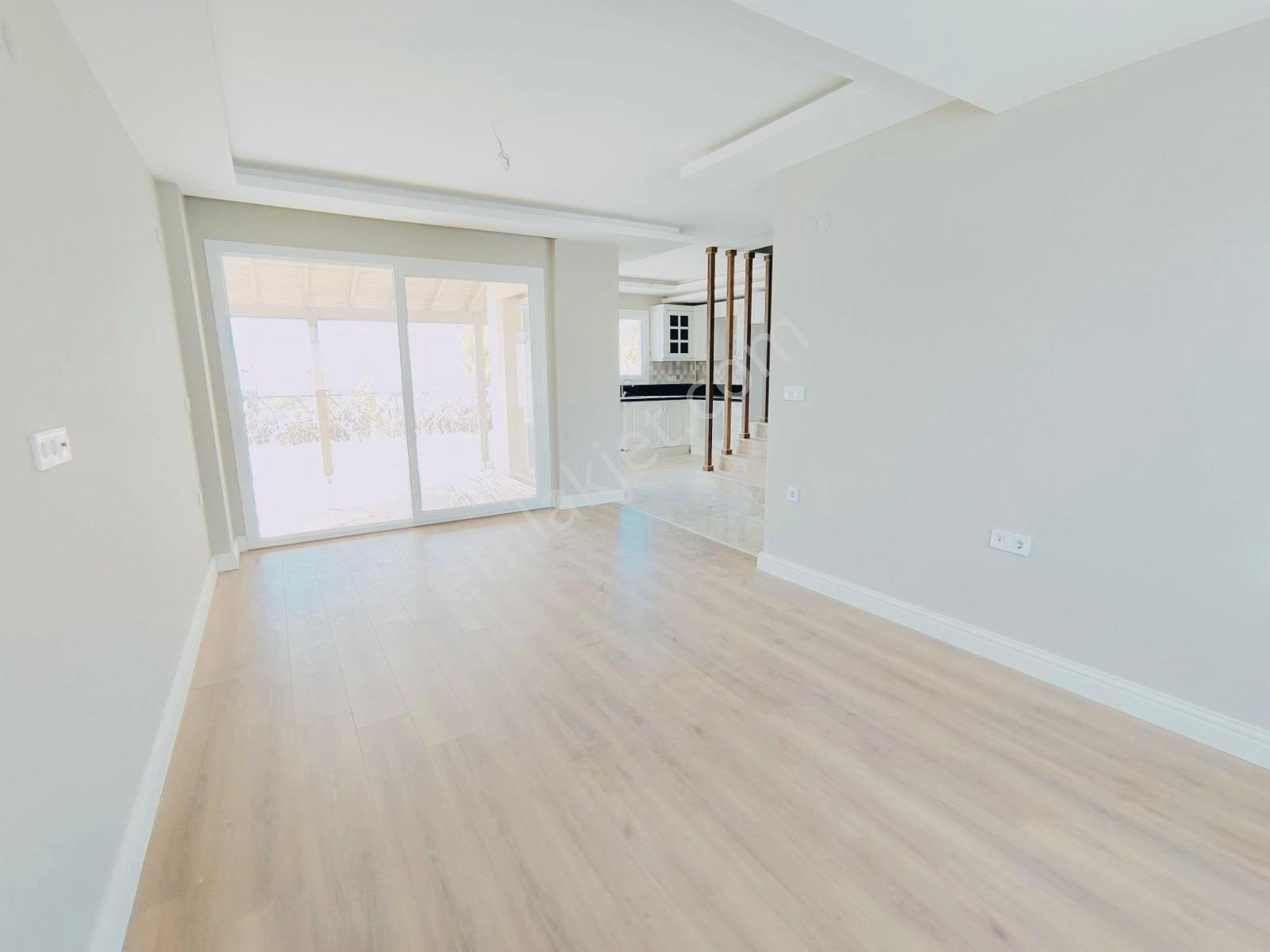 Sahil Sitelerinde Denize Yürüme Mesafesinde 3+1 Havuzlu Sitede Yazlık Villa - Görsel 32