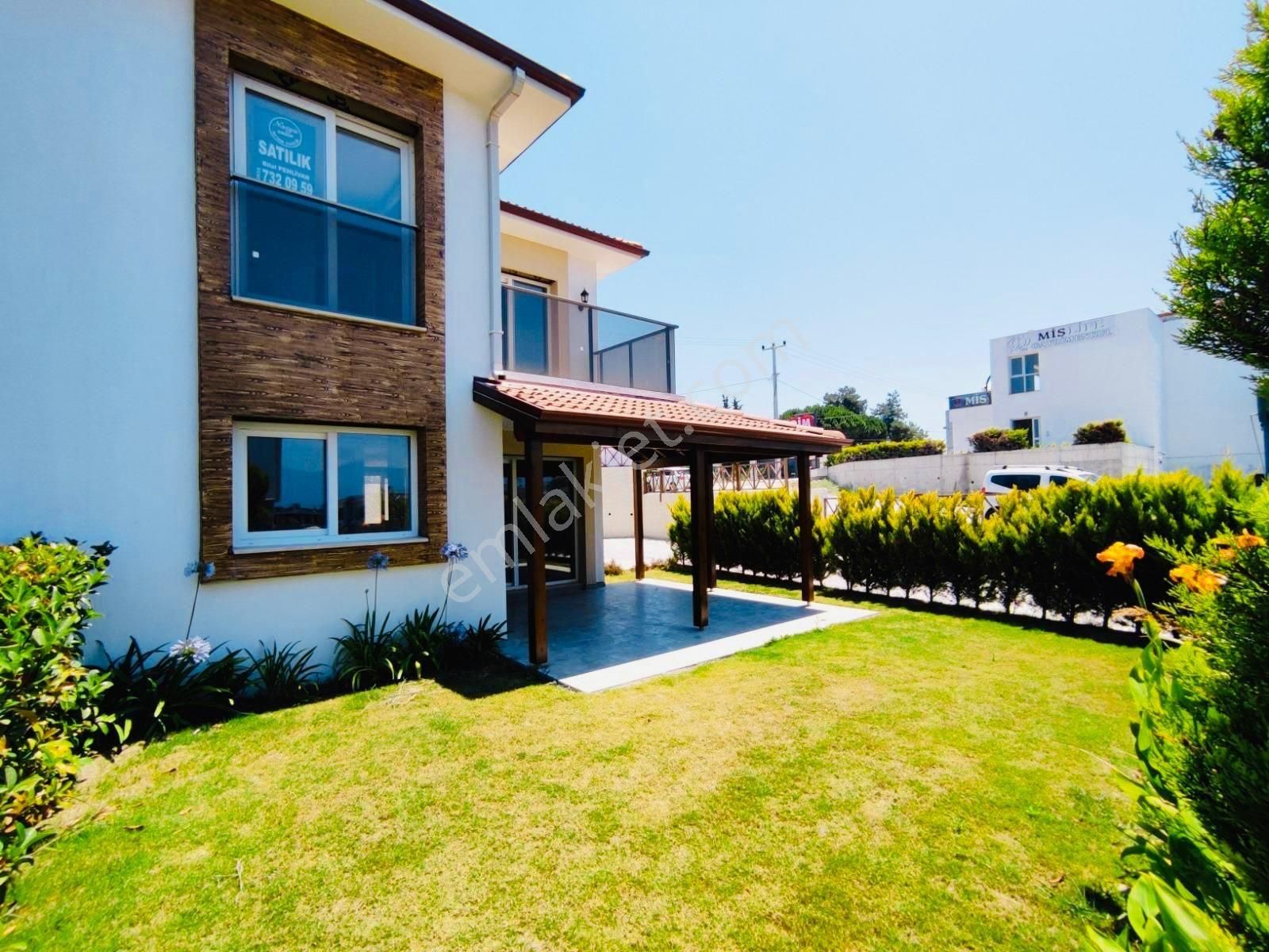 Sahil Sitelerinde Denize Yürüme Mesafesinde 3+1 Havuzlu Sitede Yazlık Villa