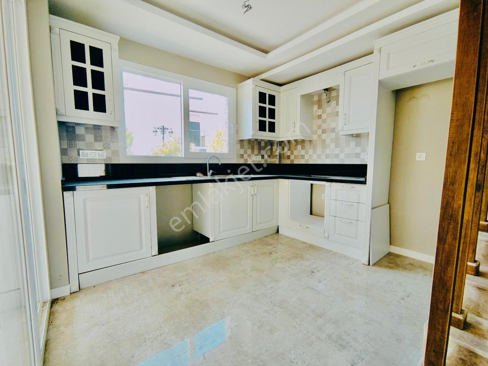 Sahil Sitelerinde Denize Yürüme Mesafesinde 3+1 Havuzlu Sitede Yazlık Villa - Görsel 23