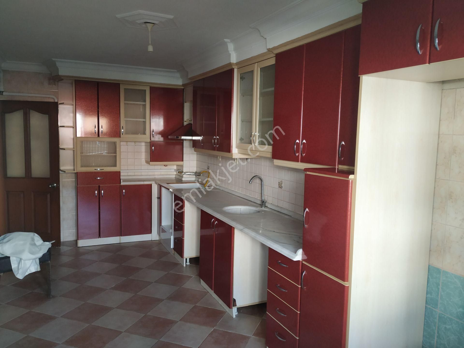 Atıfbey Mahallesi Merkezi Konumda Geniş Ferah Arakat Kiralık 3+1