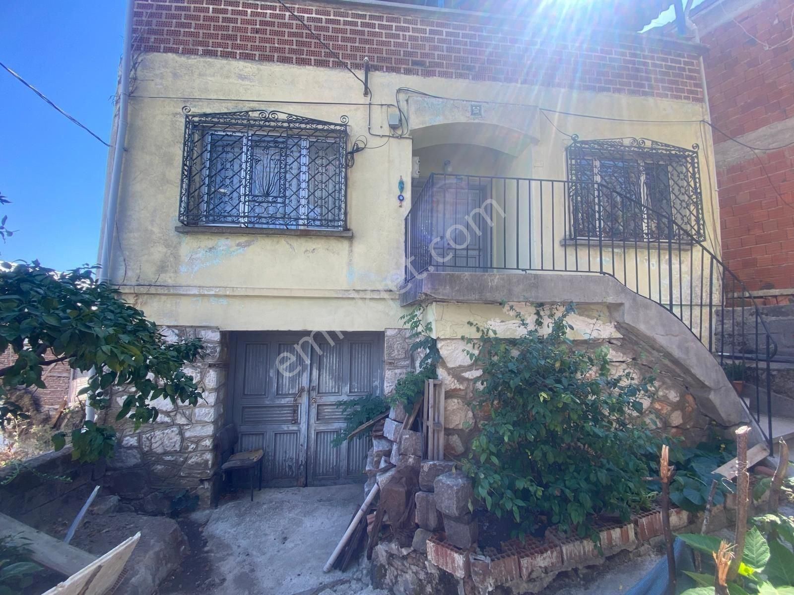 Bursa Orhangazi Dutluca Mahallesinde Göl Manzaralı Satılık 3+1 İmarlı Köy Evi